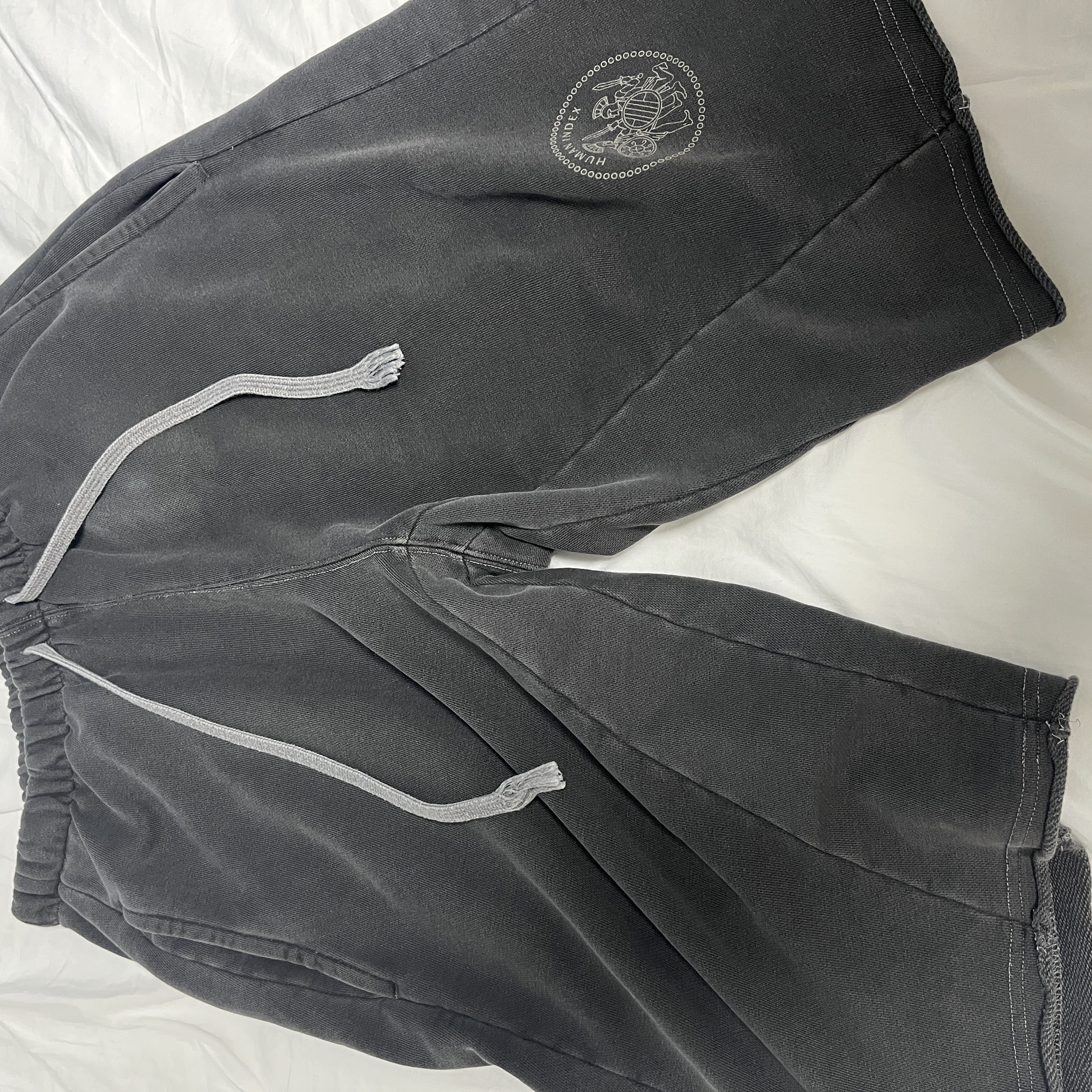 Polyteru Human Index Human 1/2 Sweat Pants Charcoal 착용 스타일