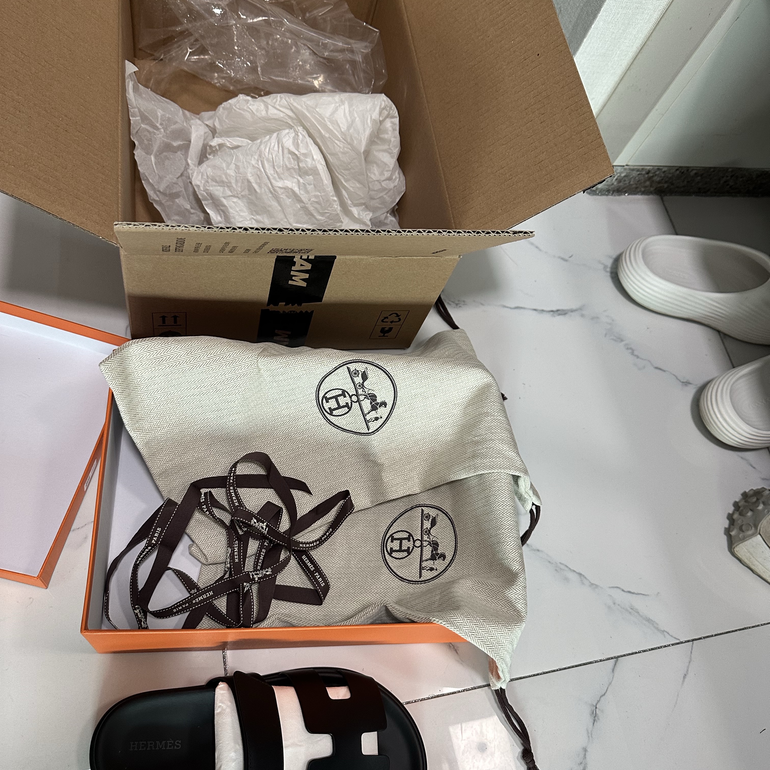 (W) Hermes Chypre Sandal Calfskin & Noir 착용 스타일 - 3