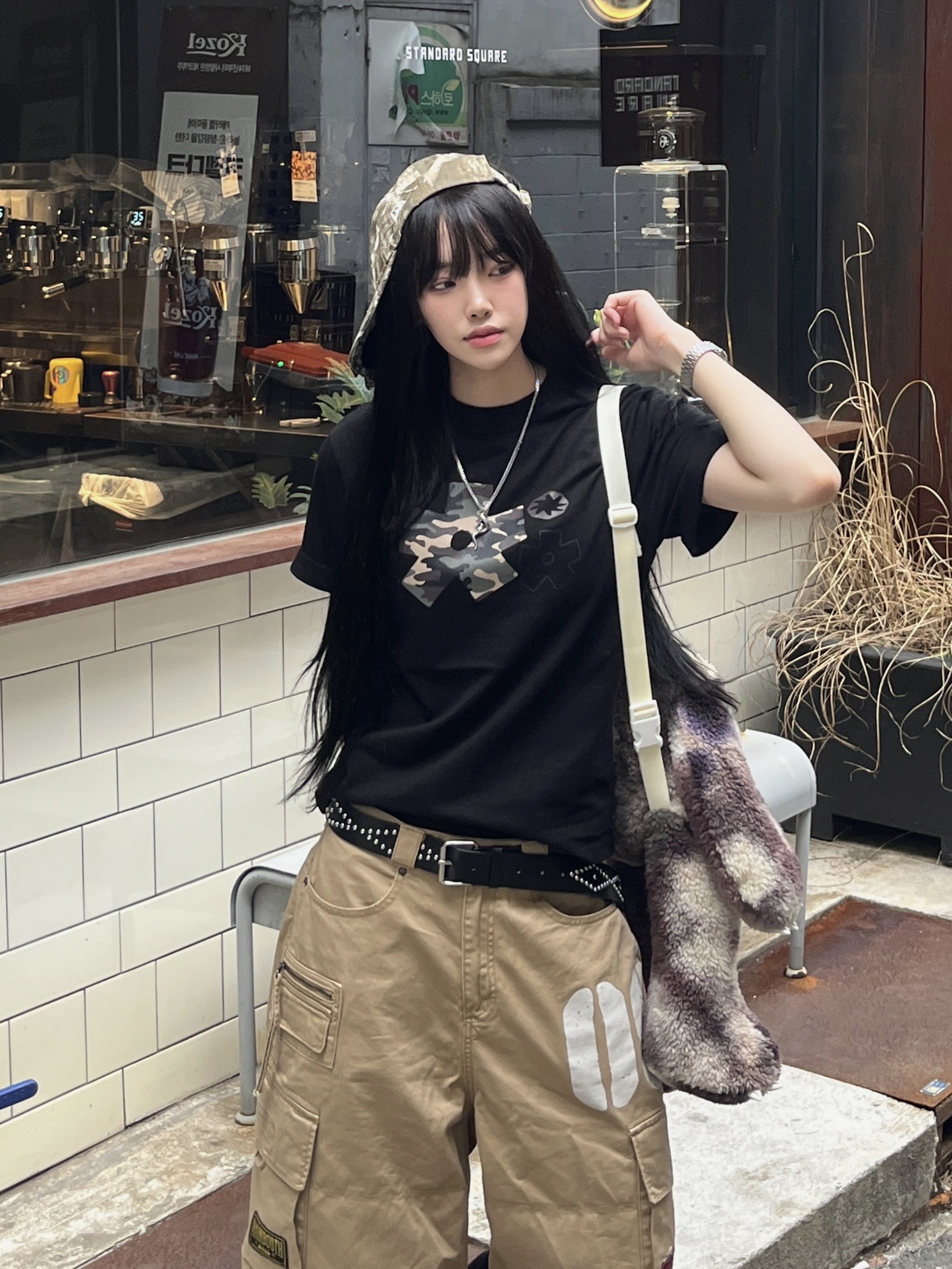 SLOW RECORD HOUSE Camo Bloom Star T-Shirt Black 착용 스타일 - 3