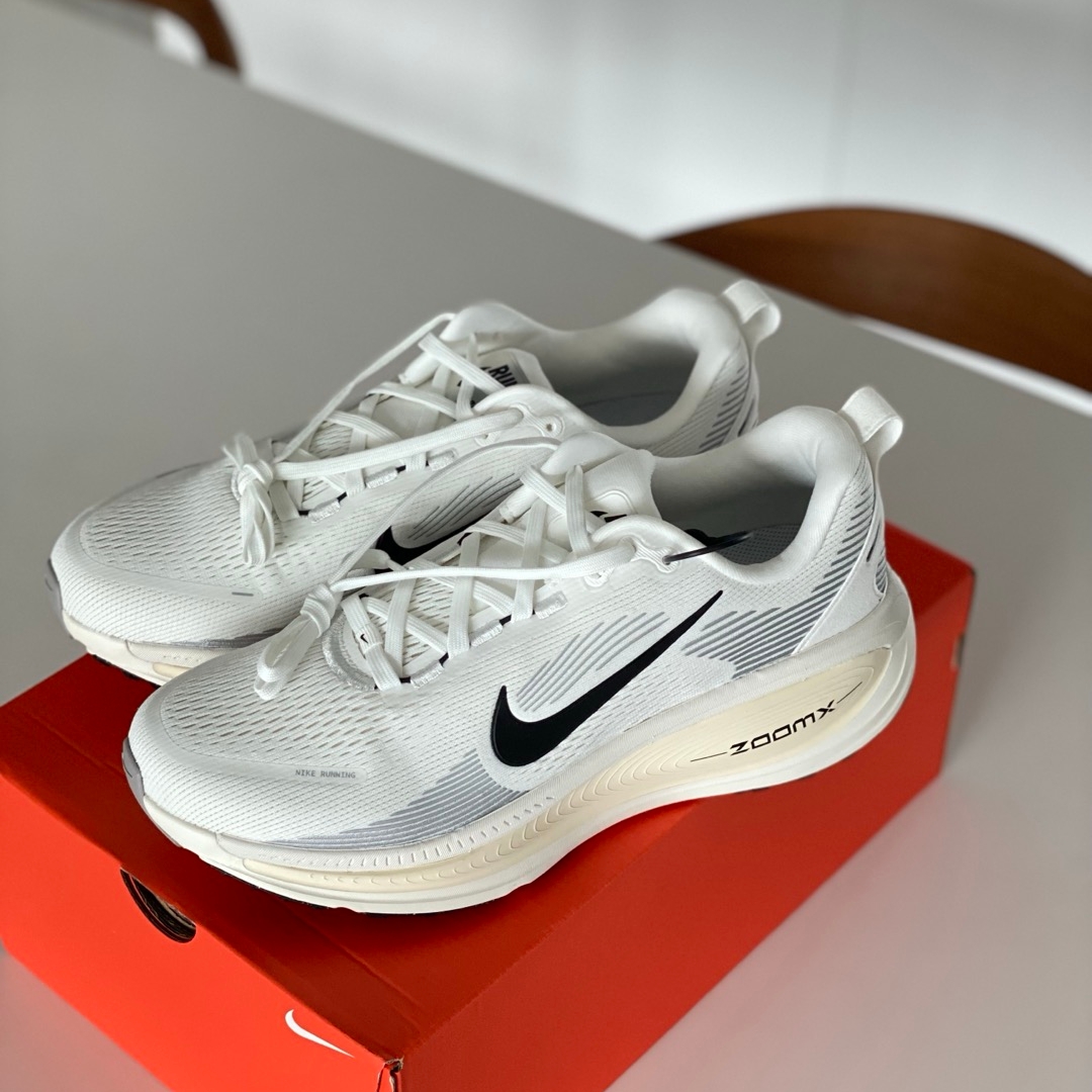 Nike Vomero 18 Summit White Coconut Milk 착용 스타일