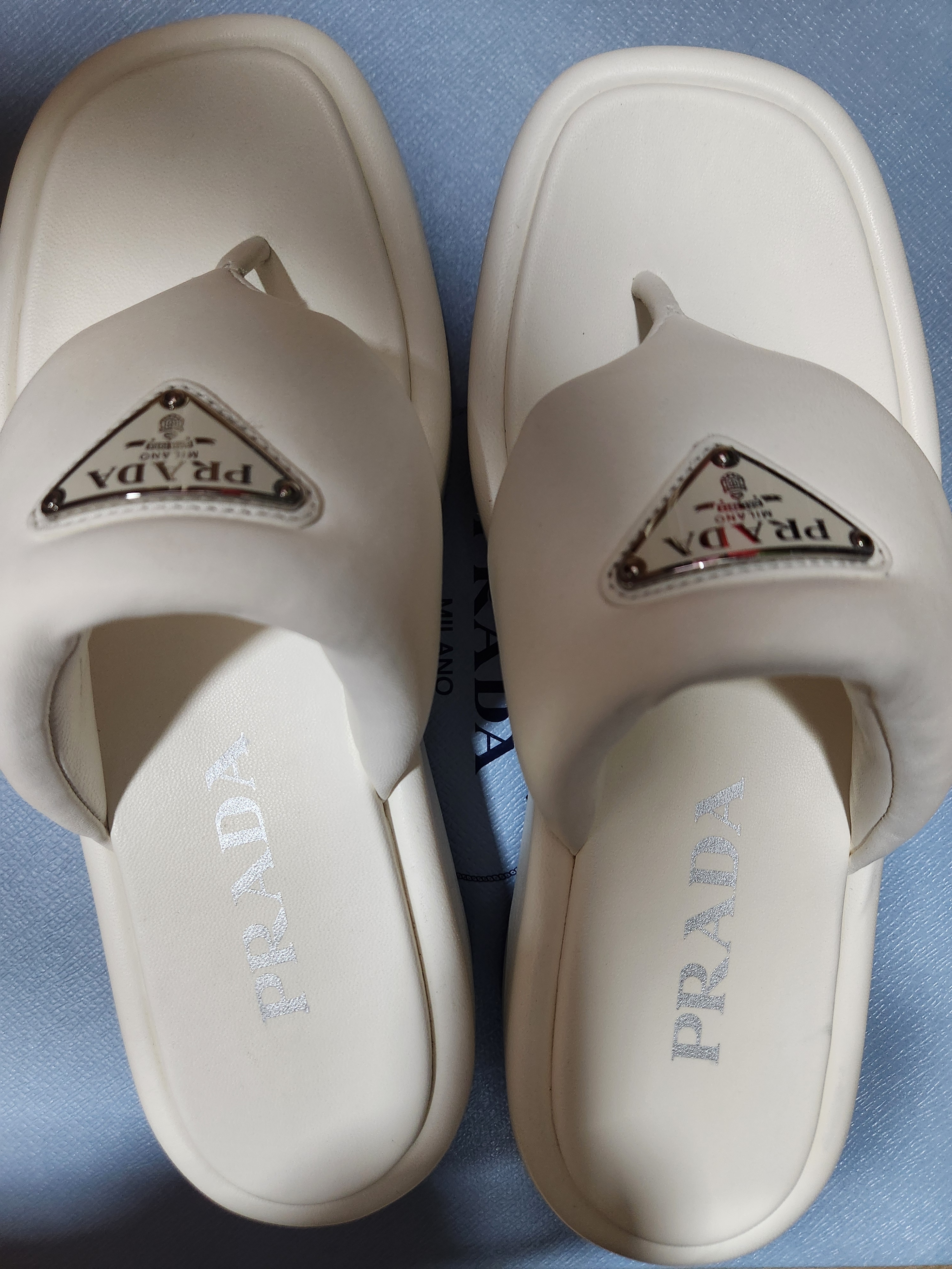 (W) Prada Soft Padded Nappa Leather Thong Wedge Sandals Ivory 착용 스타일 - 2