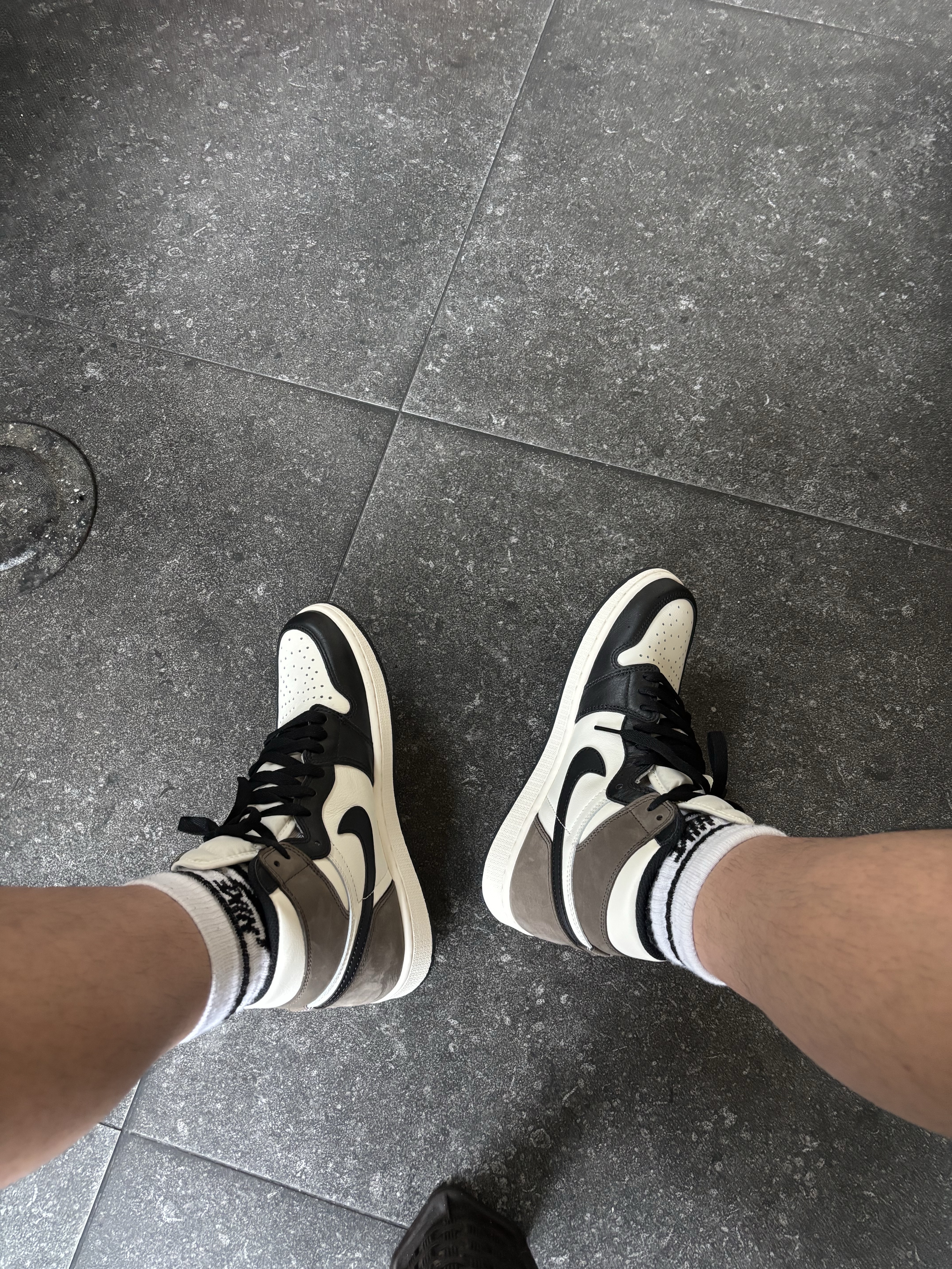 Jordan 1 Retro High OG Black Mocha 착용 스타일