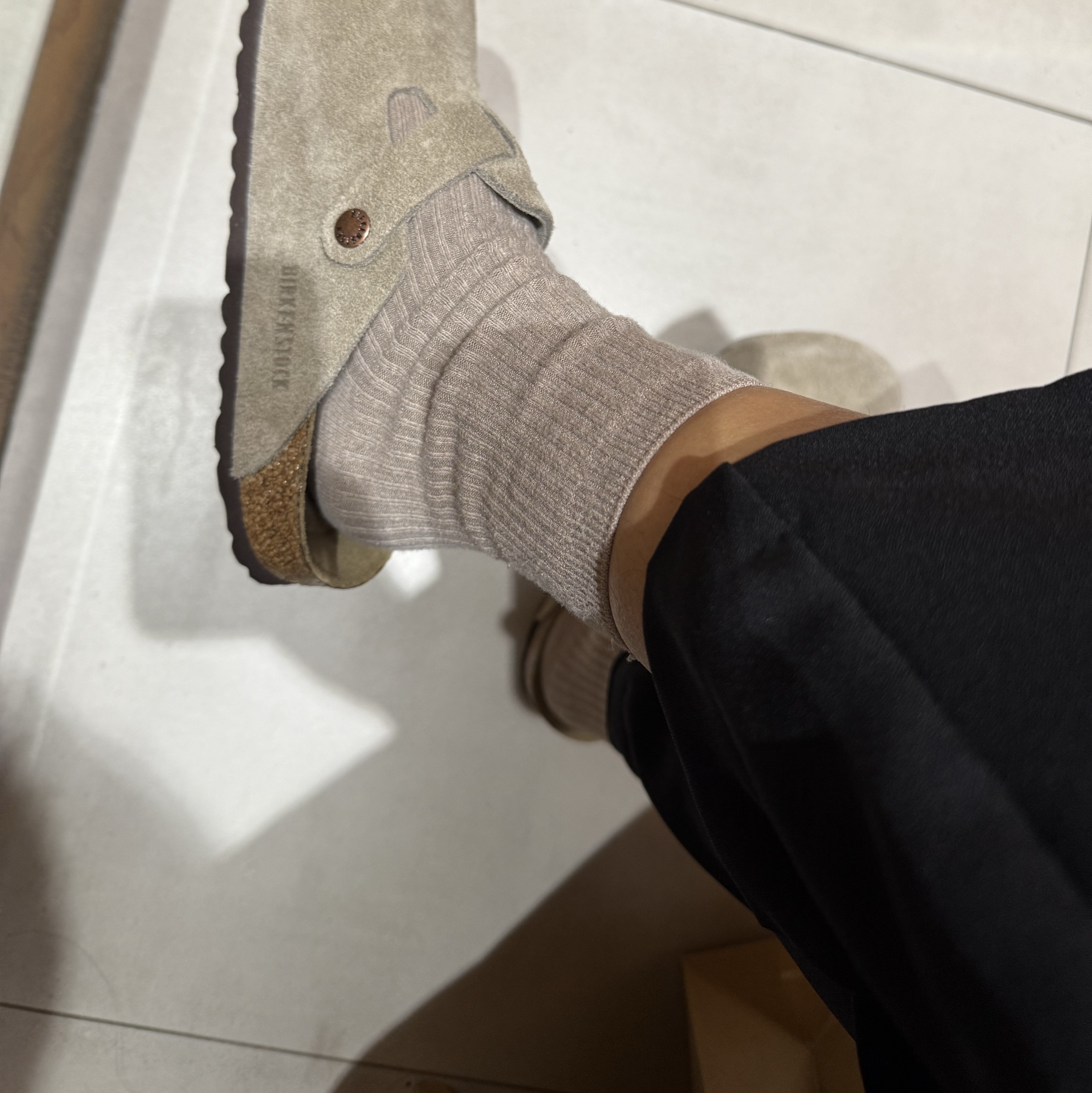 Birkenstock Boston Soft Footbed Taupe - Narrow 착용 스타일 - 1