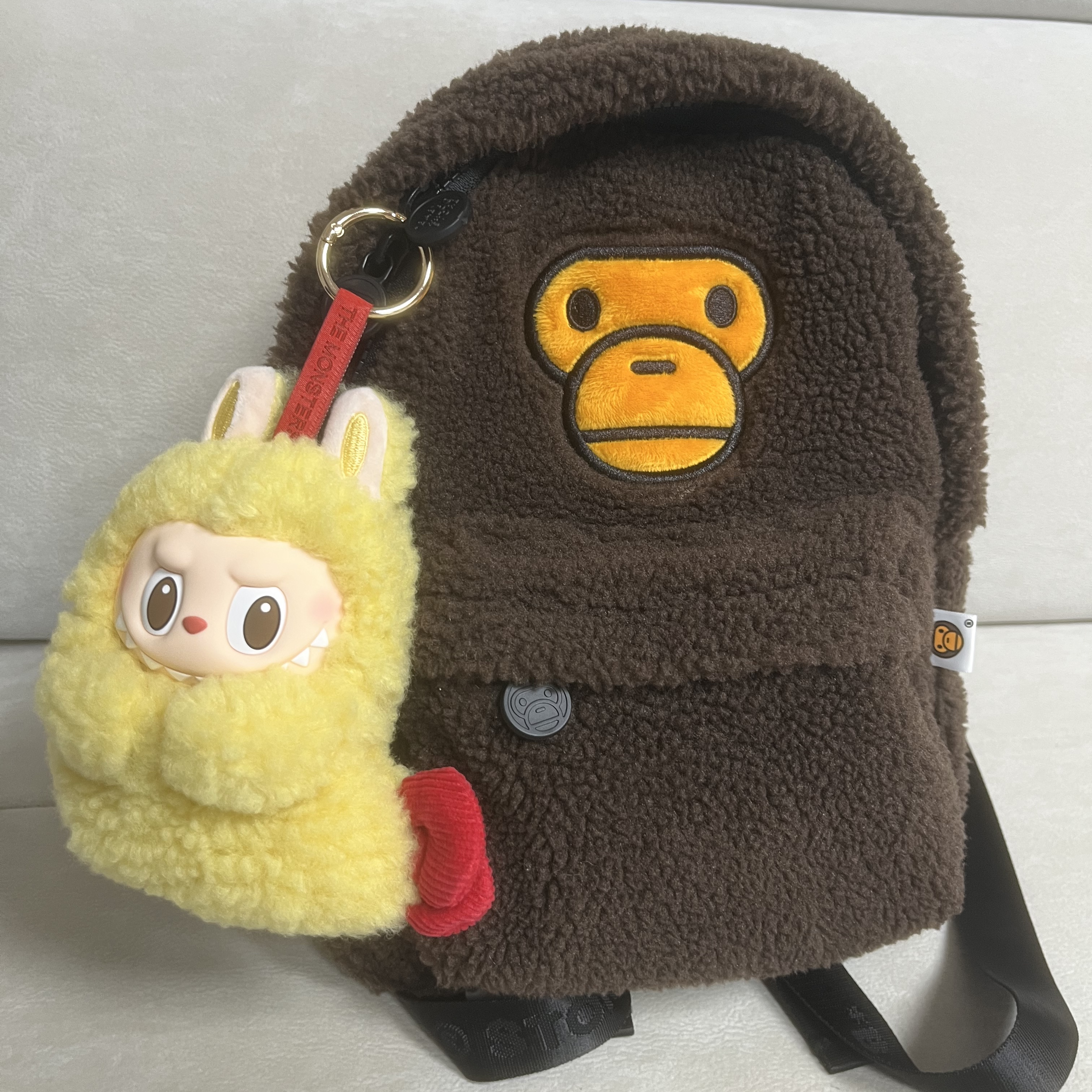 Pop Mart Labubu The Monsters Wacky Mart Series Earphone Case, BAPE Baby Milo Mini Fur Backpack Brown 착용 스타일 - 3