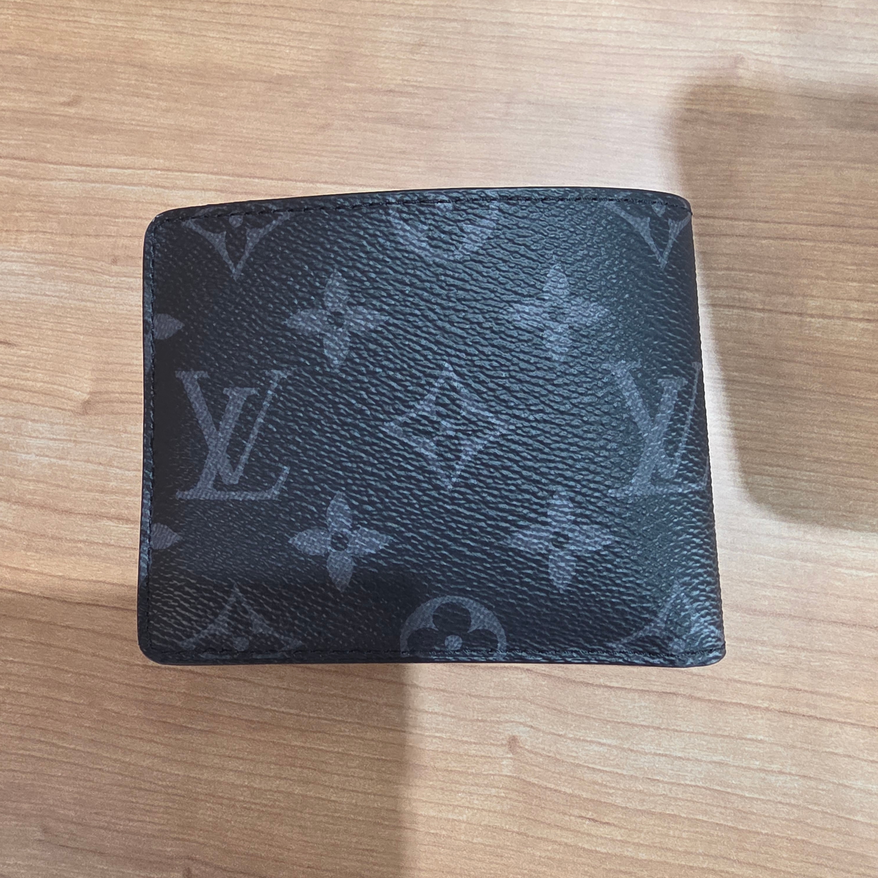 Louis Vuitton Slender Wallet Monogram Eclipse 착용 스타일