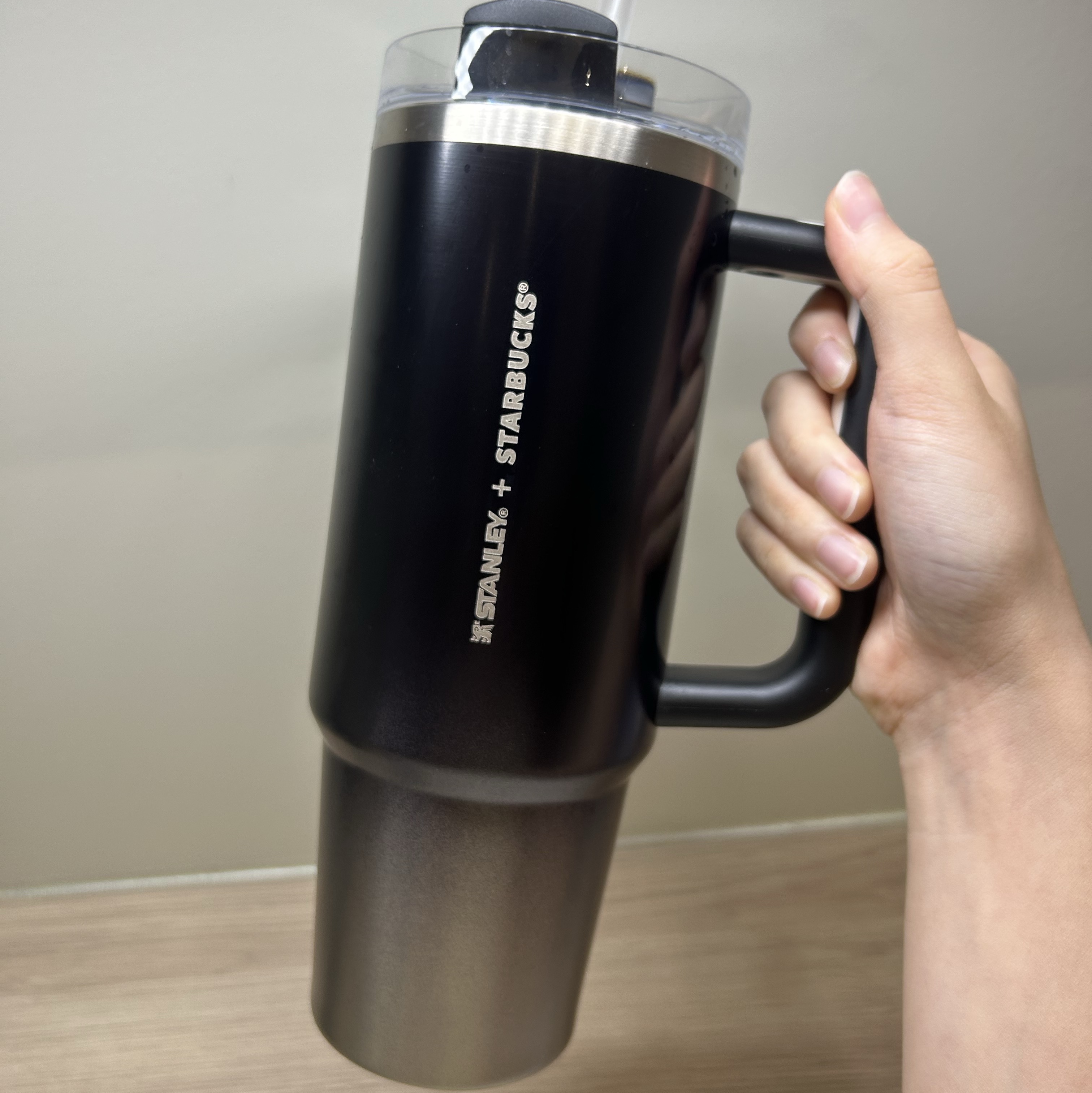 Starbucks Buddy Black Stanley Quencher Tumbler 887ml 착용 스타일 - 2