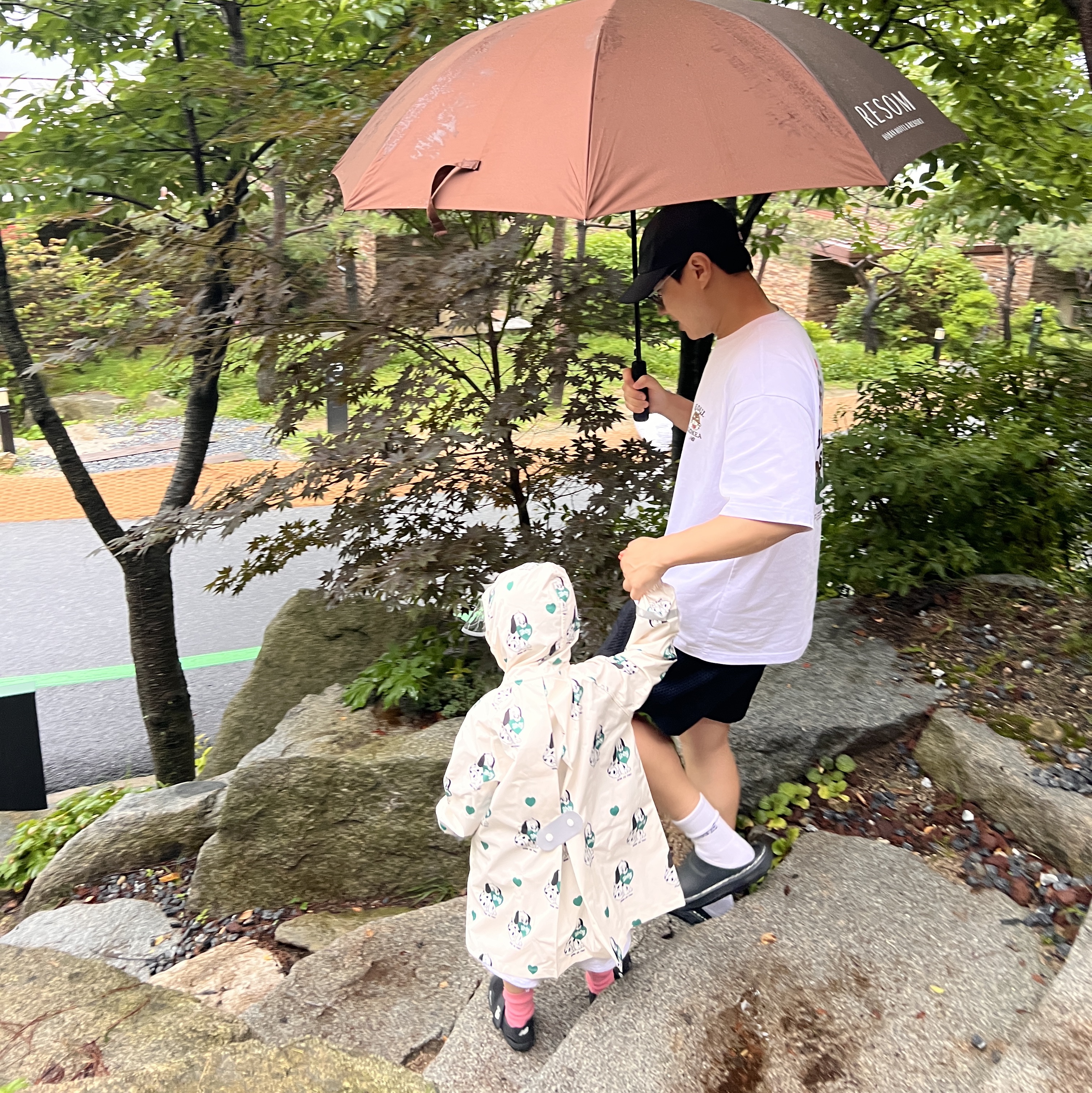 Starbucks x Bebe De Pino Raincoat M White 착용 스타일