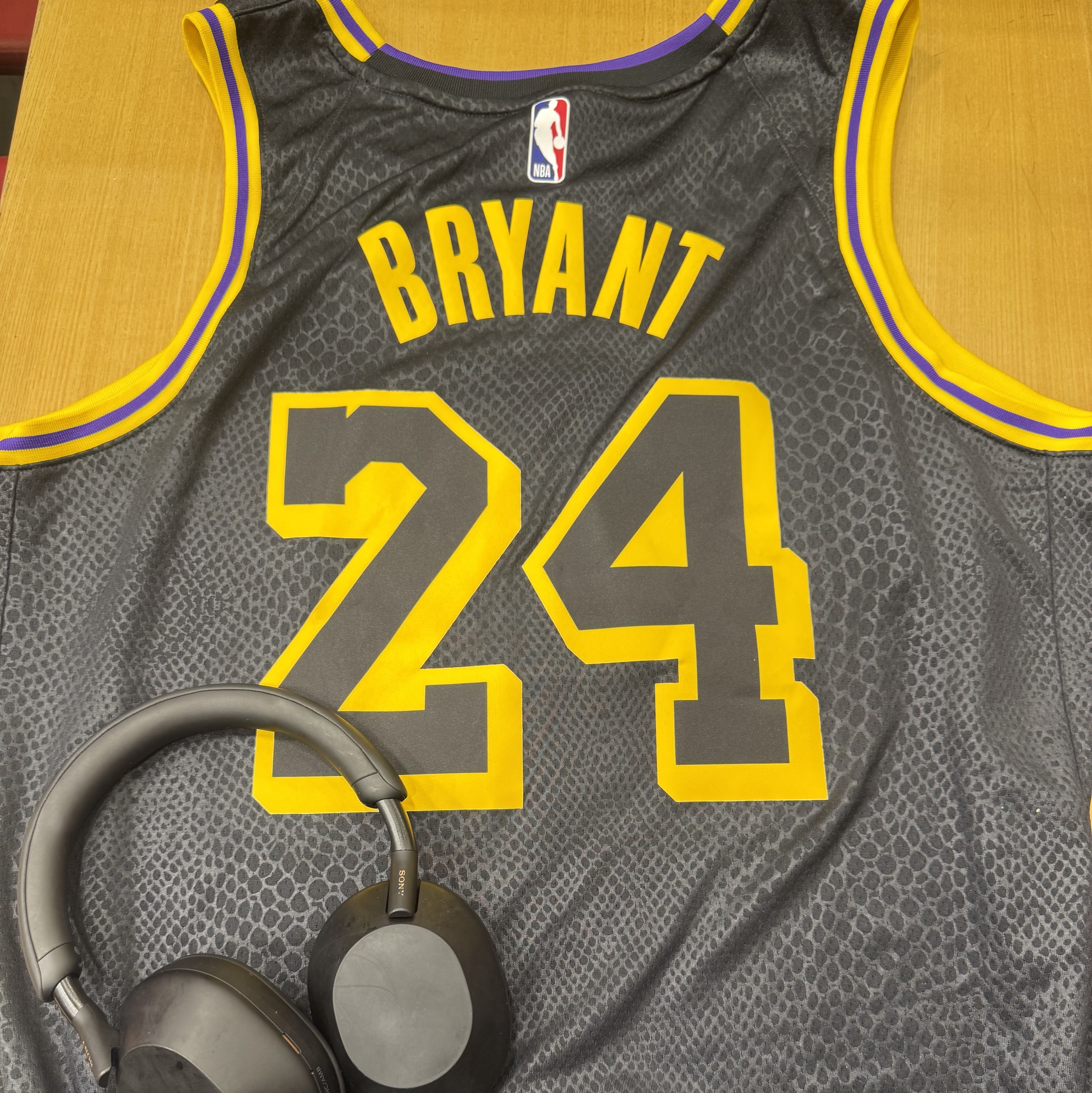 Nike Kobe Bryant LA Lakers City Edition Swingman Jersey Black (FN7297-010) 착용 스타일