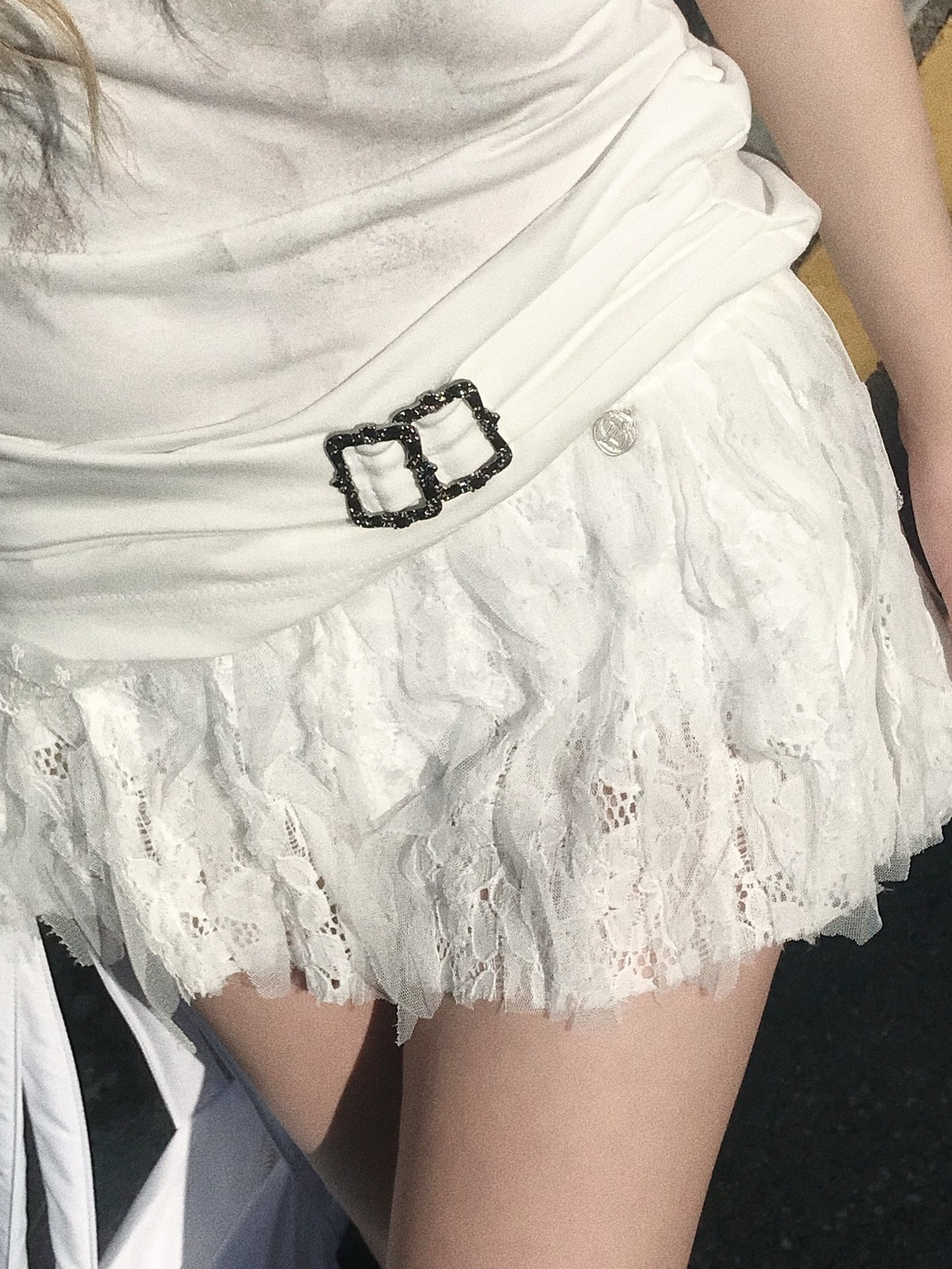 Don't Ask My Plan Lace Frill Floral Shorts - WHITE 착용 스타일 - 3