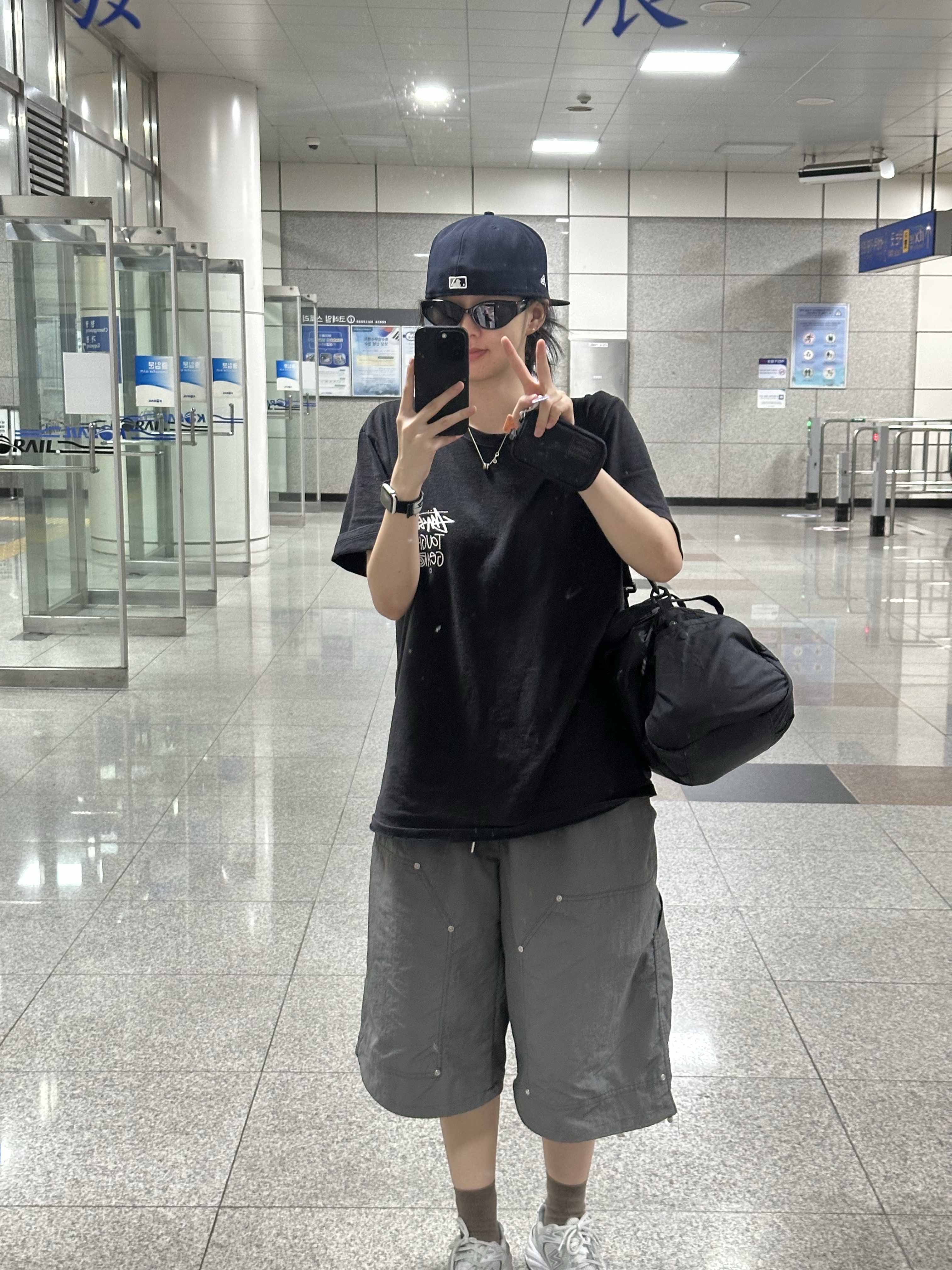 Nike Gym Club Duffle Bag 24L Black 착용 스타일 - 2