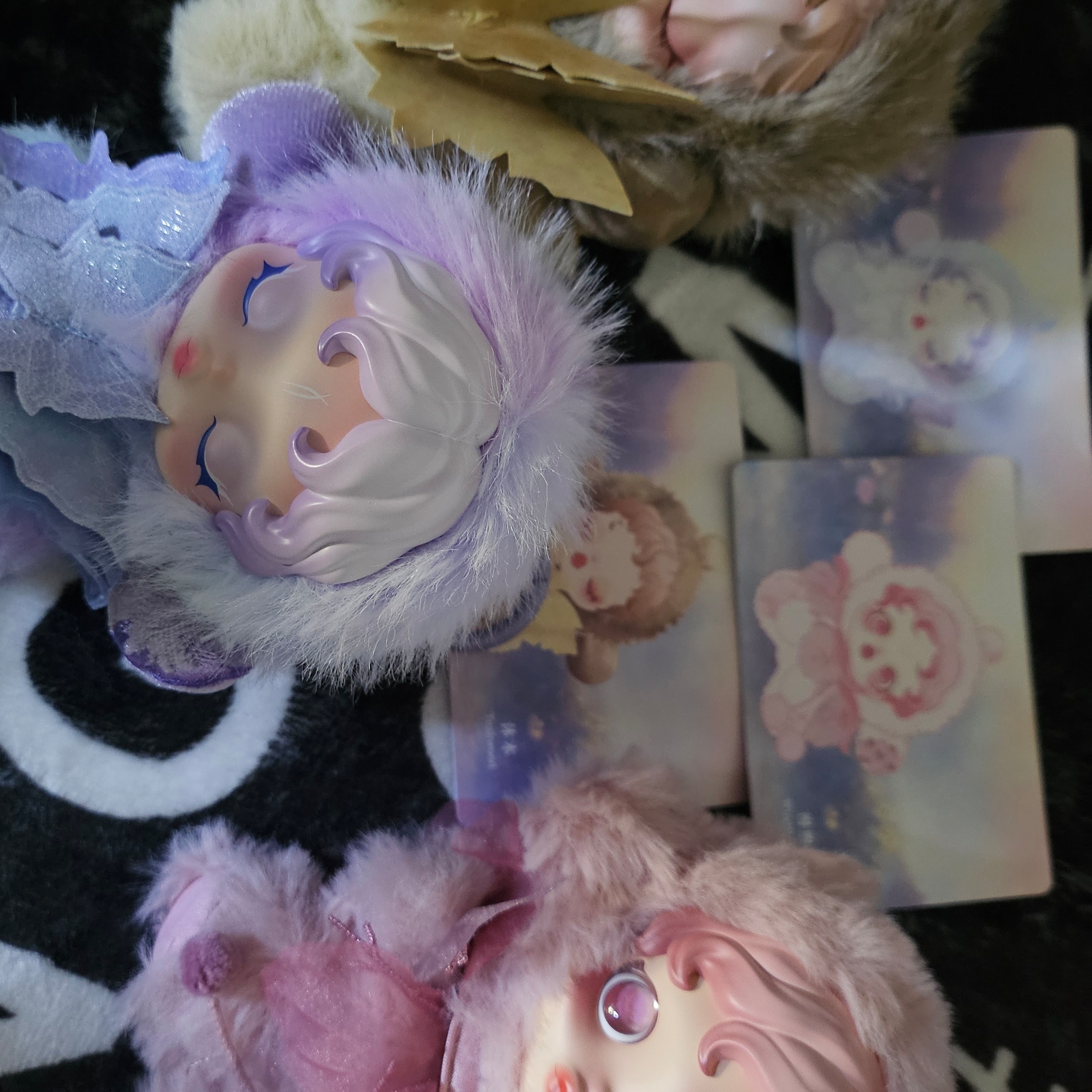 Pop Mart Labubu The Monsters Labubu Tasty Macarons Series Sea Salt Coconut Keyring, Pop Mart Skullpanda L’Impressionnisme Series Plush Doll Windflower (Opened Case) 착용 스타일 - 3