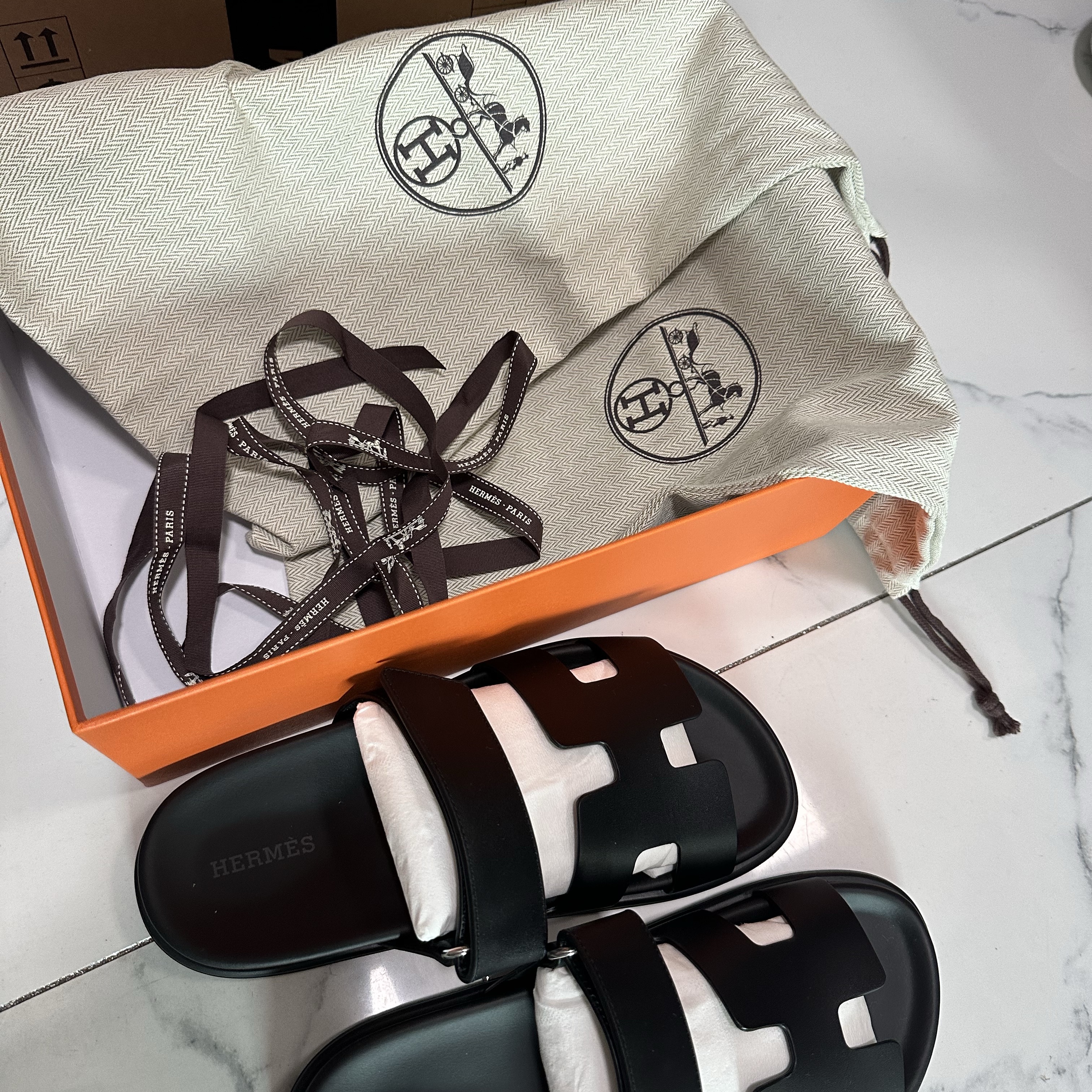 (W) Hermes Chypre Sandal Calfskin & Noir 착용 스타일 - 2