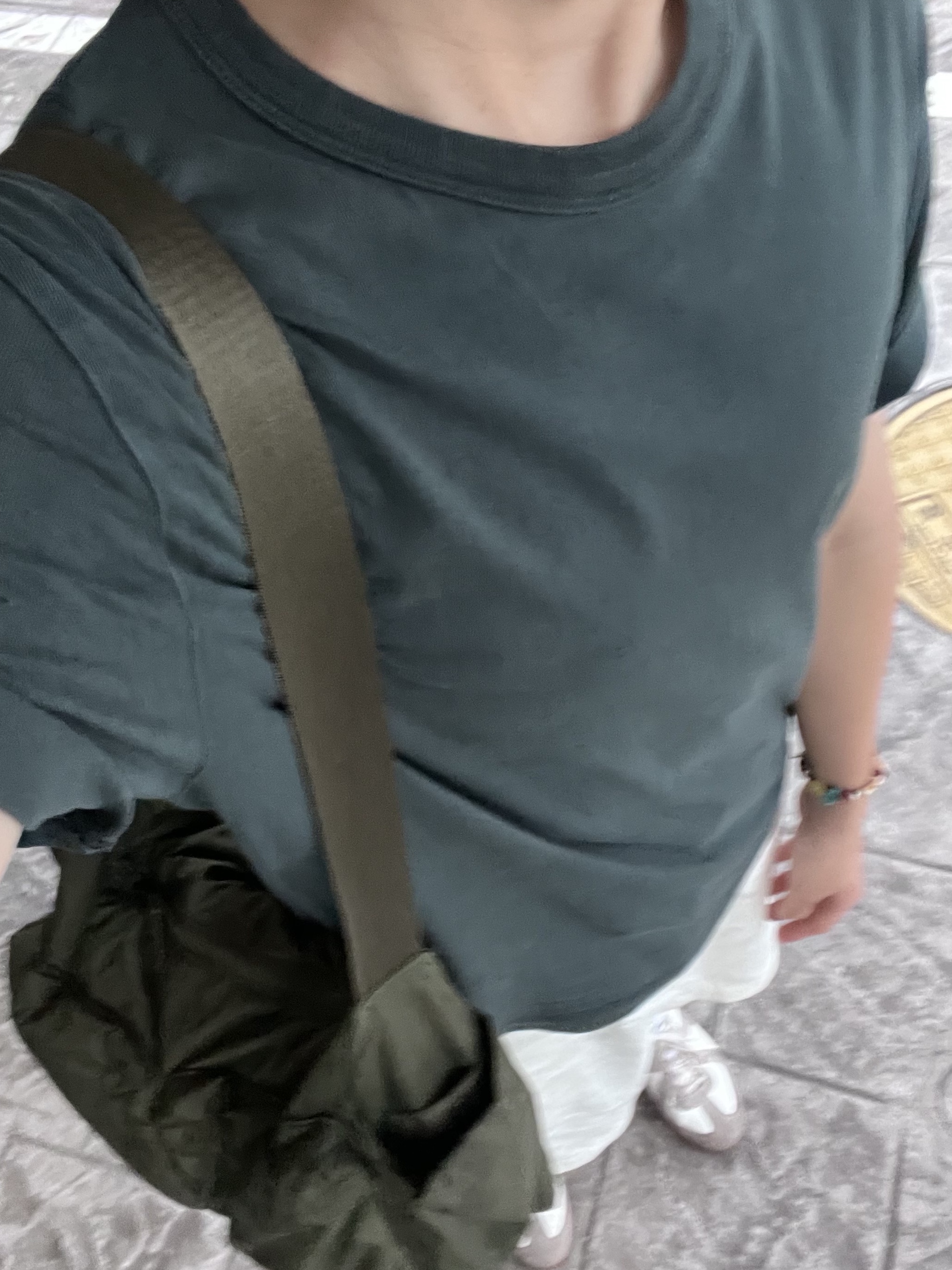 Uniqlo x JW Anderson Chino Short Pants Off White - KR, Uniqlo Multi Pocket Shoulder Bag Olive 착용 스타일 - 2