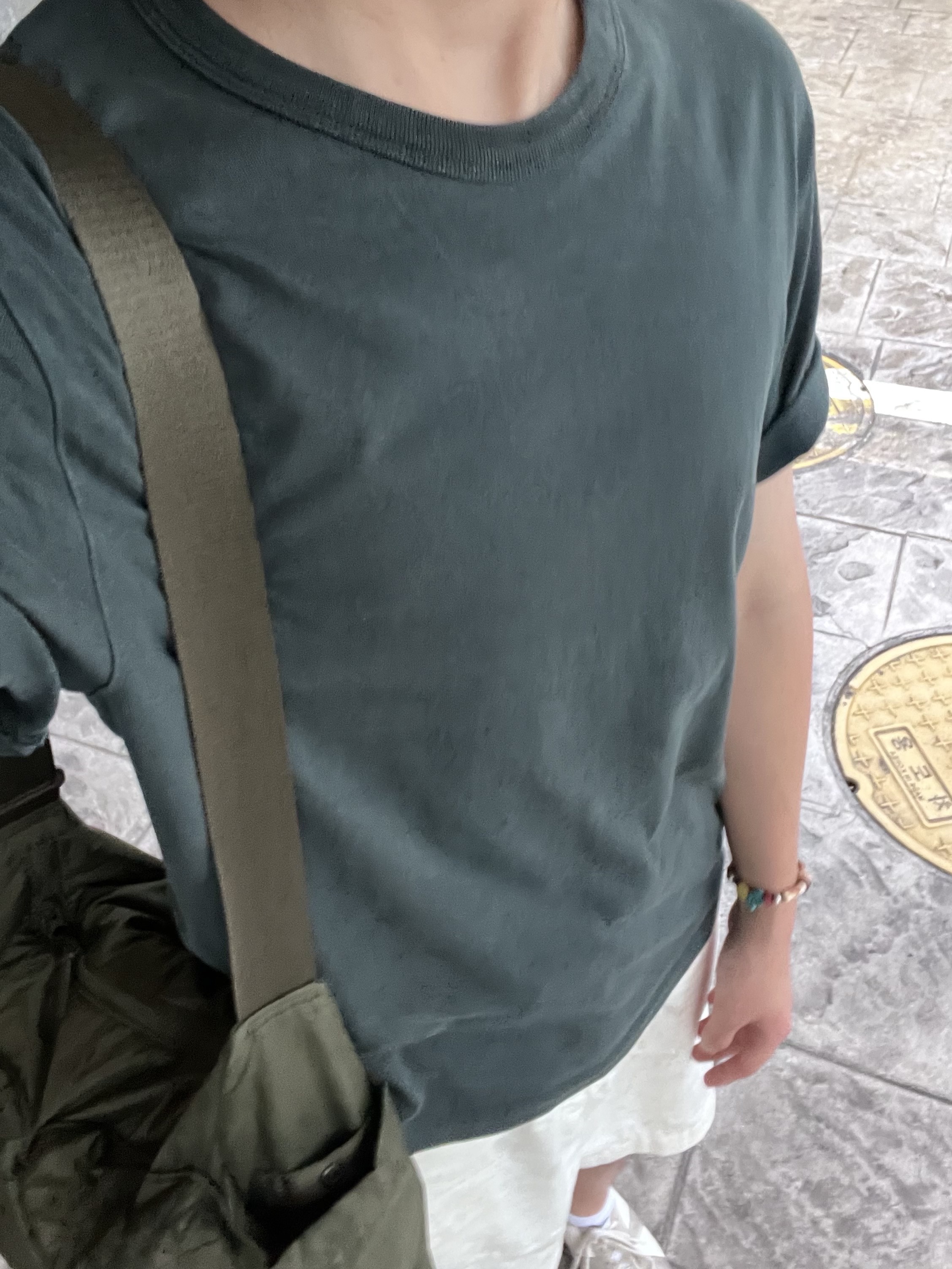 Uniqlo x JW Anderson Chino Short Pants Off White - KR, Uniqlo Multi Pocket Shoulder Bag Olive 착용 스타일 - 1