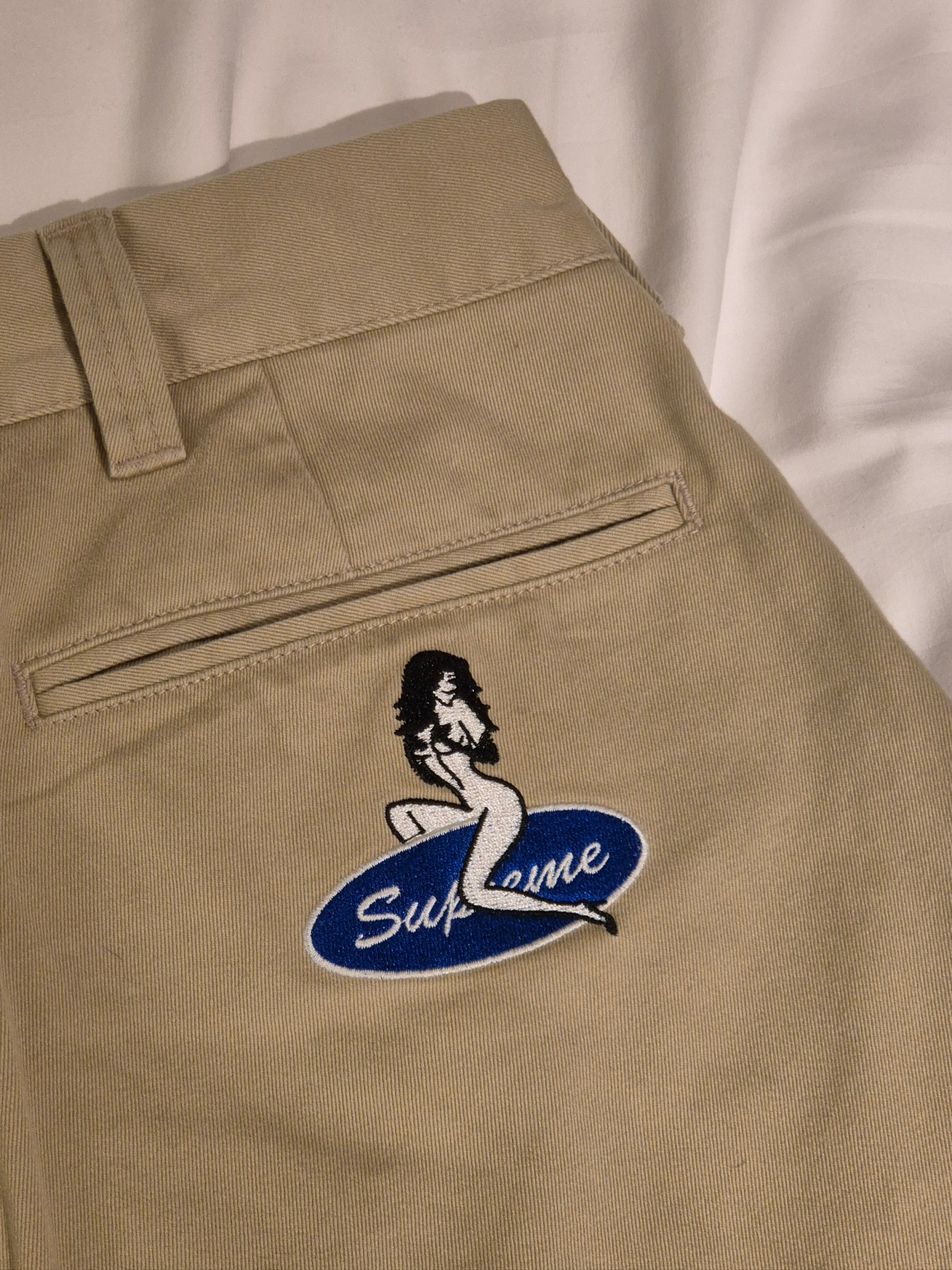 BAPE 1st Camo Milo Shark FZH T-Shirt Black Green, Supreme Chino Pants Tan - 25SS 착용 스타일 - 5