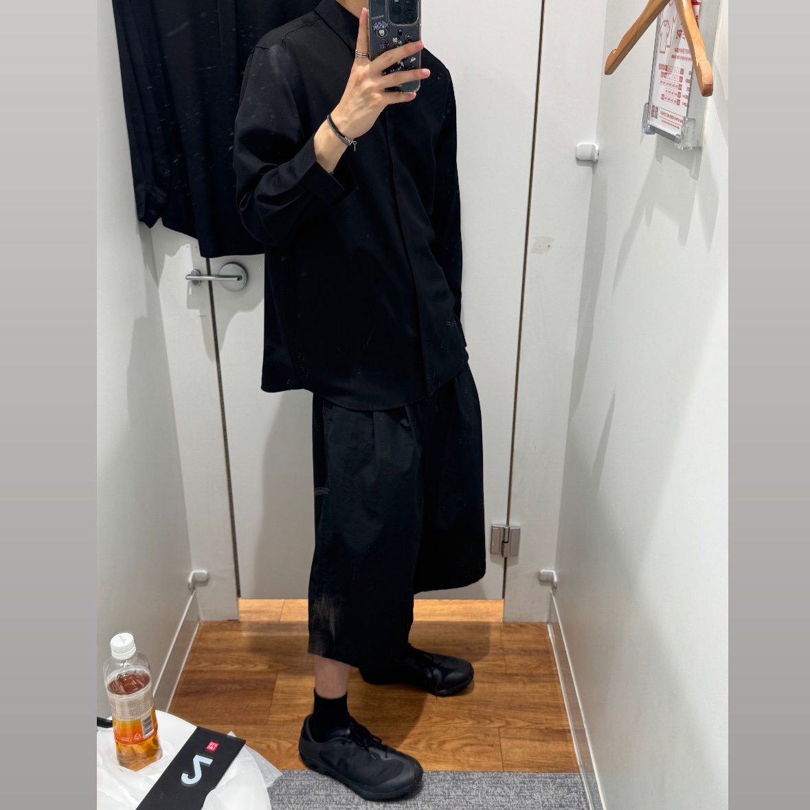 The Museum Visitor Sprayed Ball Cap Black, Dr. Martens 1461 Smooth Black 착용 스타일 - 5