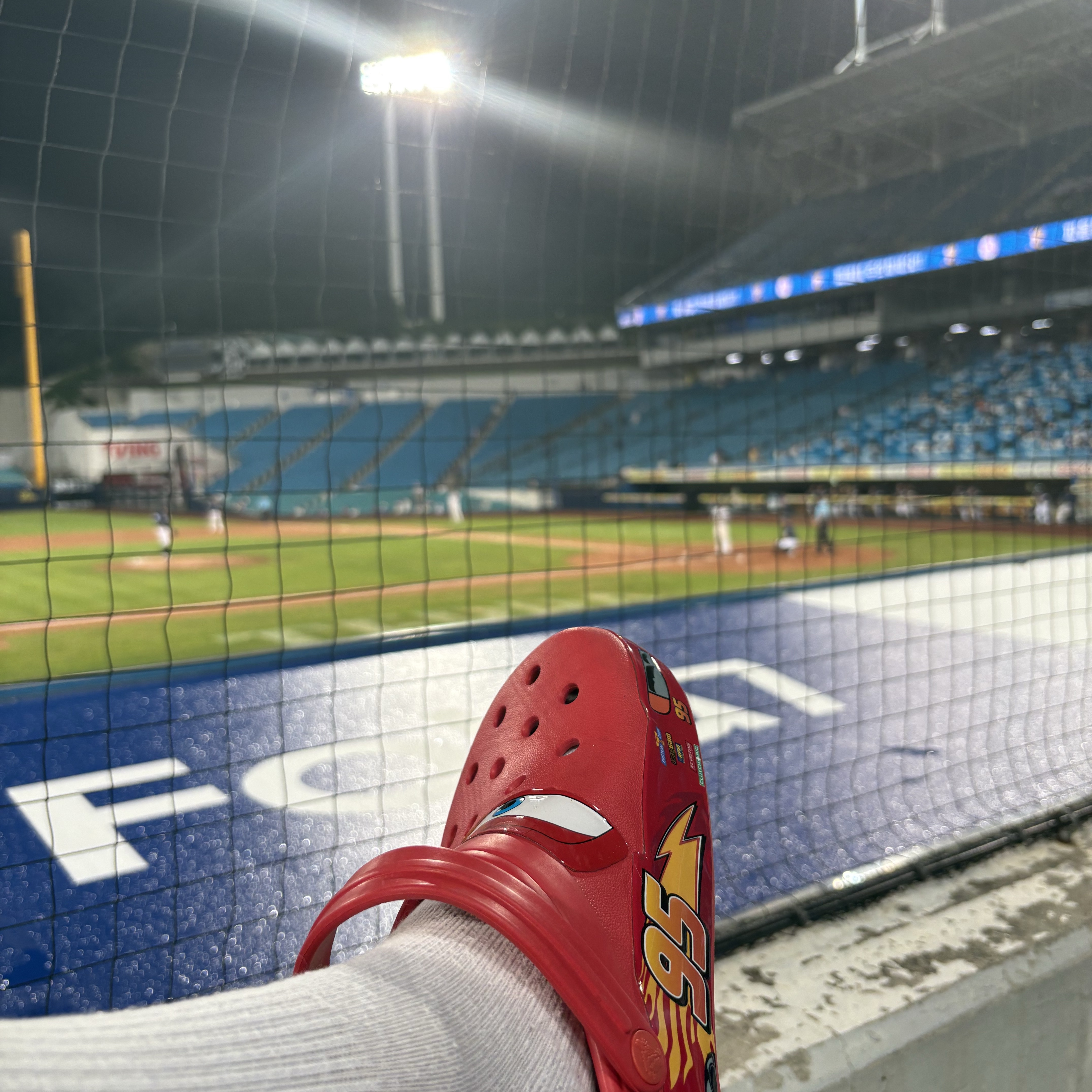 Crocs x Cars Classic Clog Lightning McQueen 착용 스타일