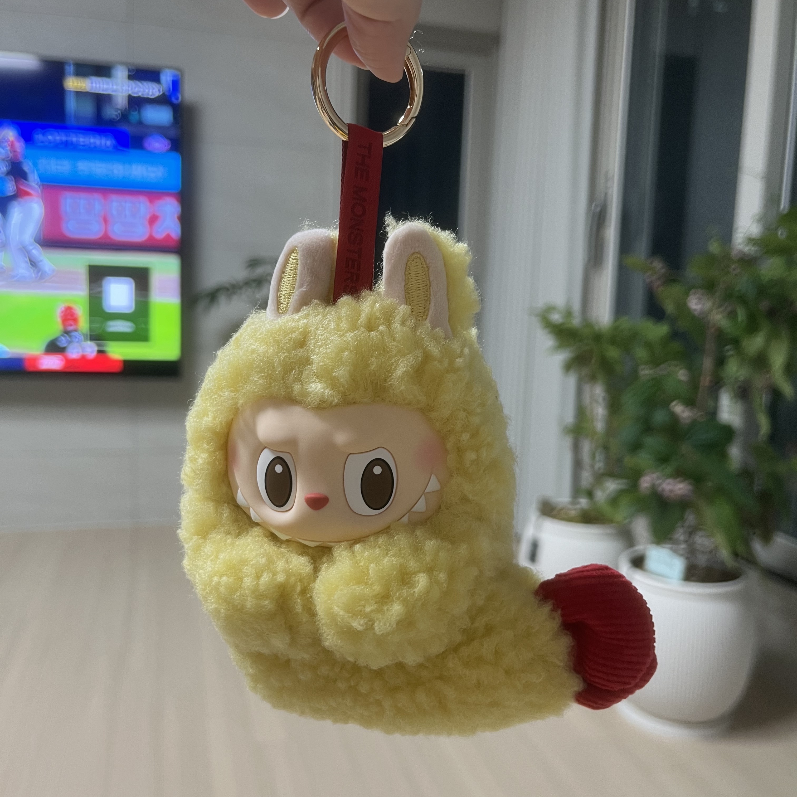 Pop Mart Labubu The Monsters Wacky Mart Series Earphone Case, BAPE Baby Milo Mini Fur Backpack Brown 착용 스타일 - 2