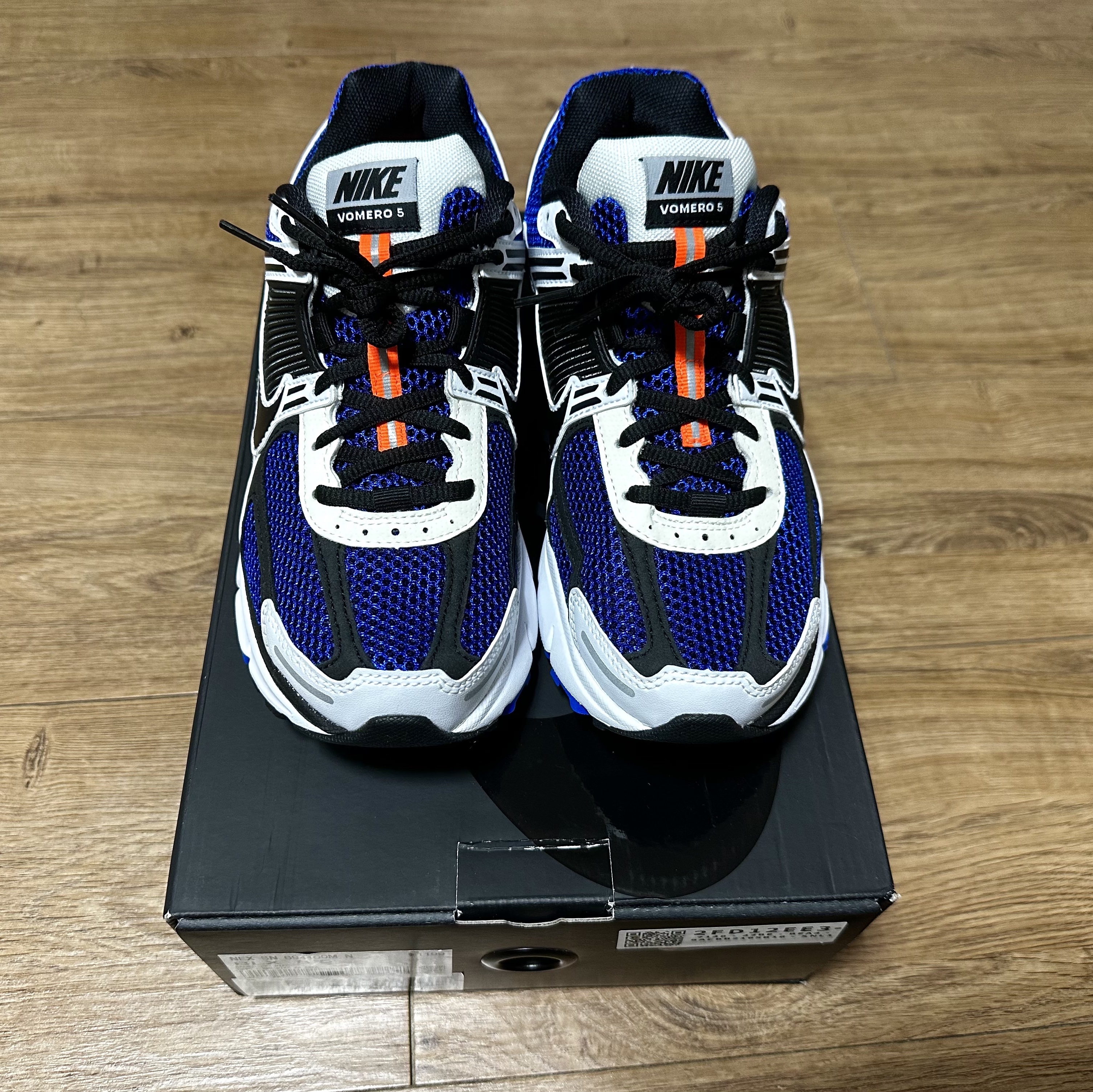 Nike Zoom Vomero 5 White Racer Blue Black 착용 스타일 - 2
