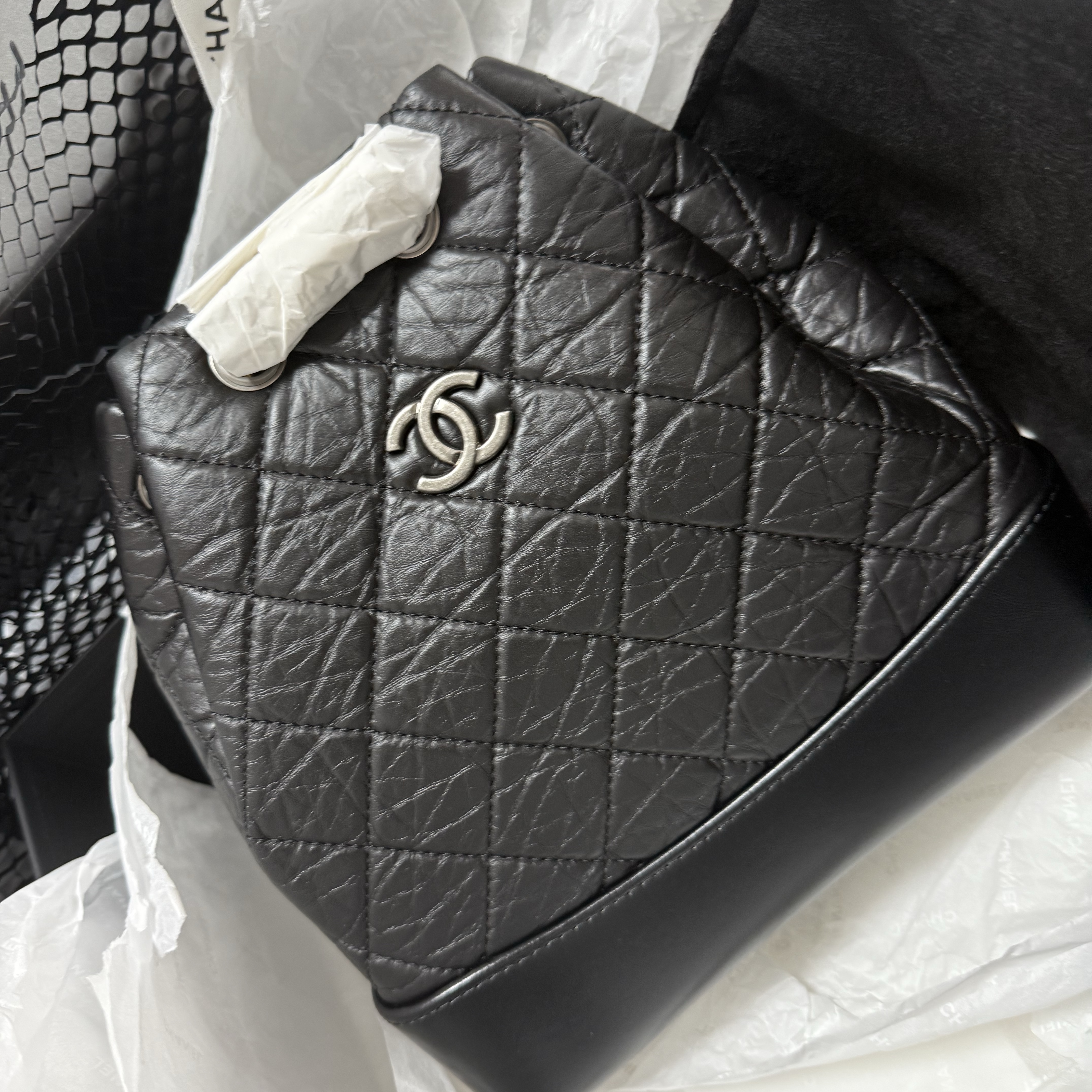 Chanel Small Gabrielle Backpack Aged Calfskin & Gold Silver Black 착용 스타일