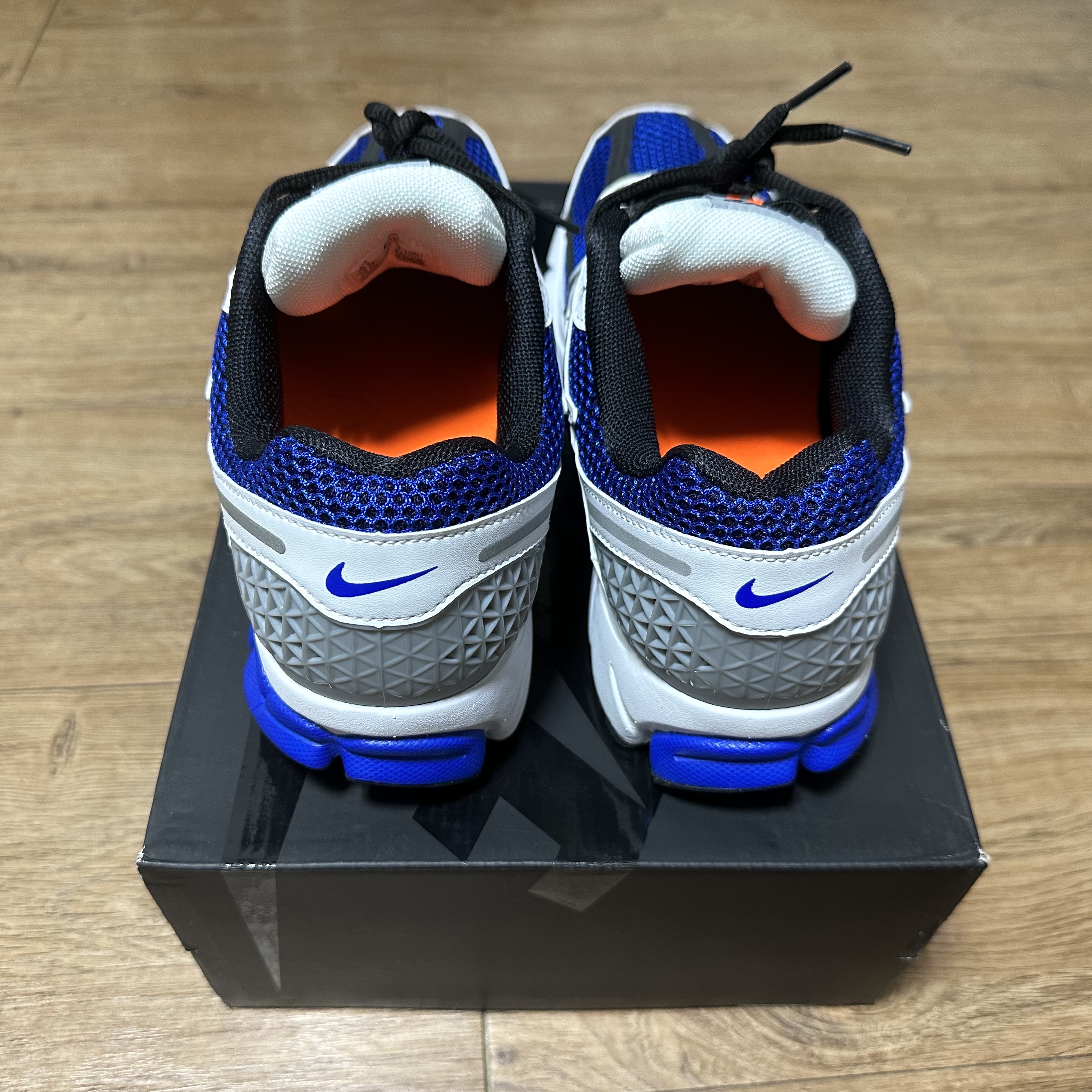 Nike Zoom Vomero 5 White Racer Blue Black 착용 스타일 - 3