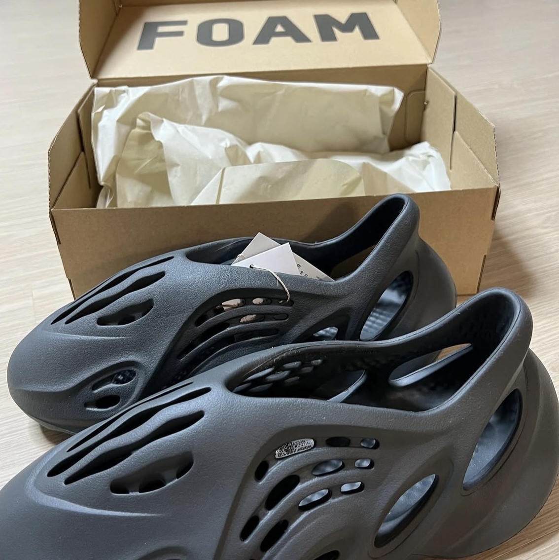 Adidas Yeezy Foam RNNR Carbon 착용 스타일