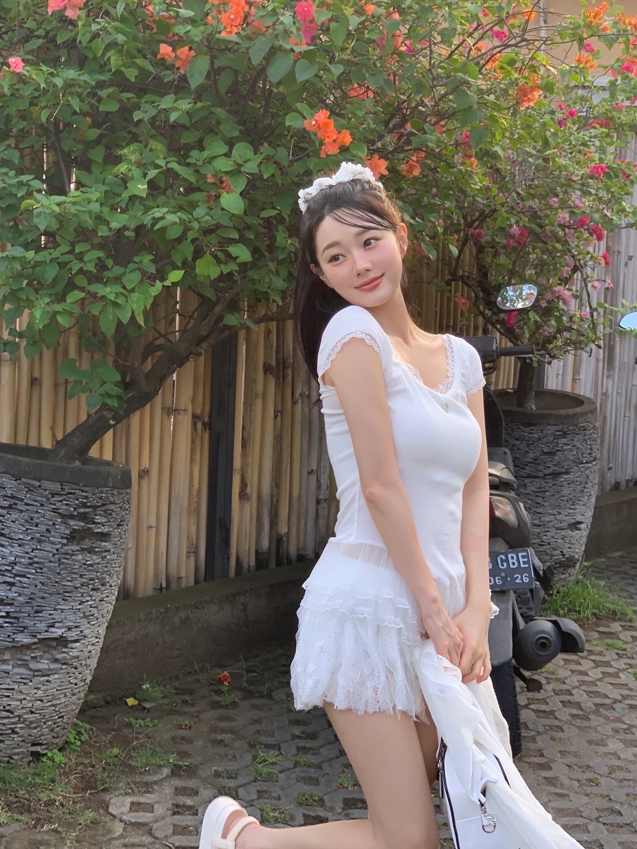 Don't Ask My Plan Square Neck Lace Frill Top-White, Don't Ask My Plan Lace Frill Floral Shorts - WHITE 착용 스타일 - 3