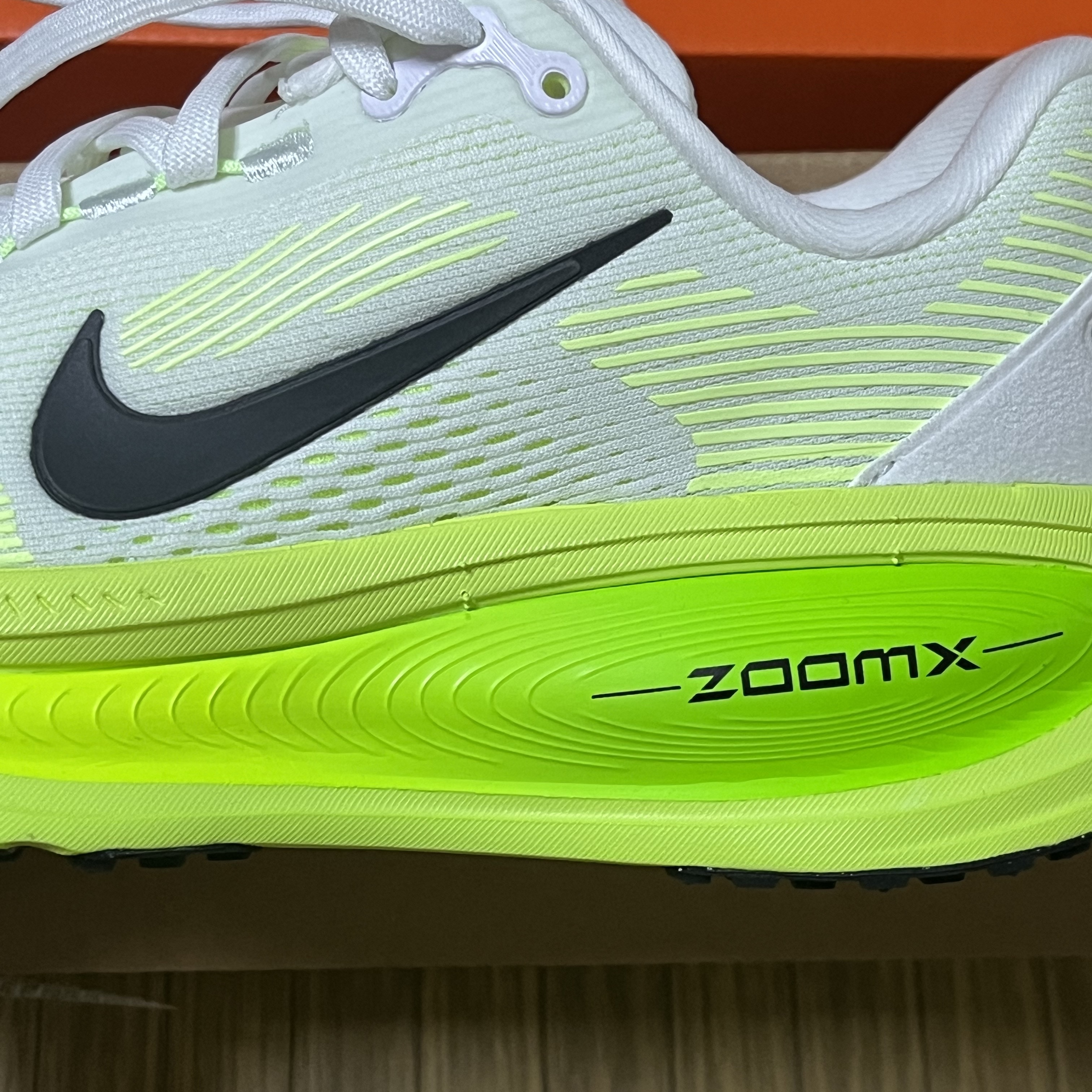 (W) Nike Vomero 18 White Electric Green 착용 스타일 - 1