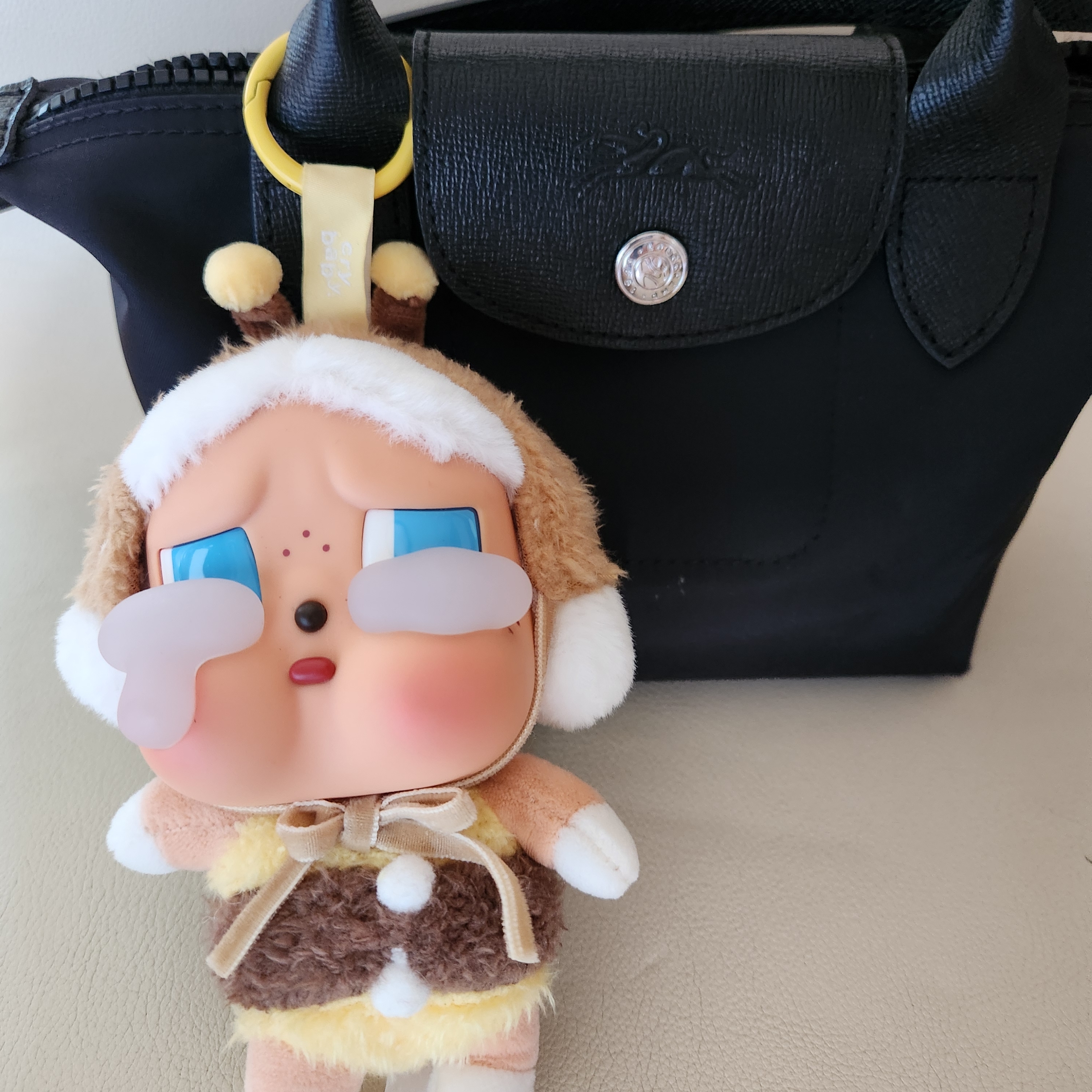 Pop Mart Crybaby Crying Again Series Plush Keyring I'll Bring You A Flower (Opened Case) 착용 스타일