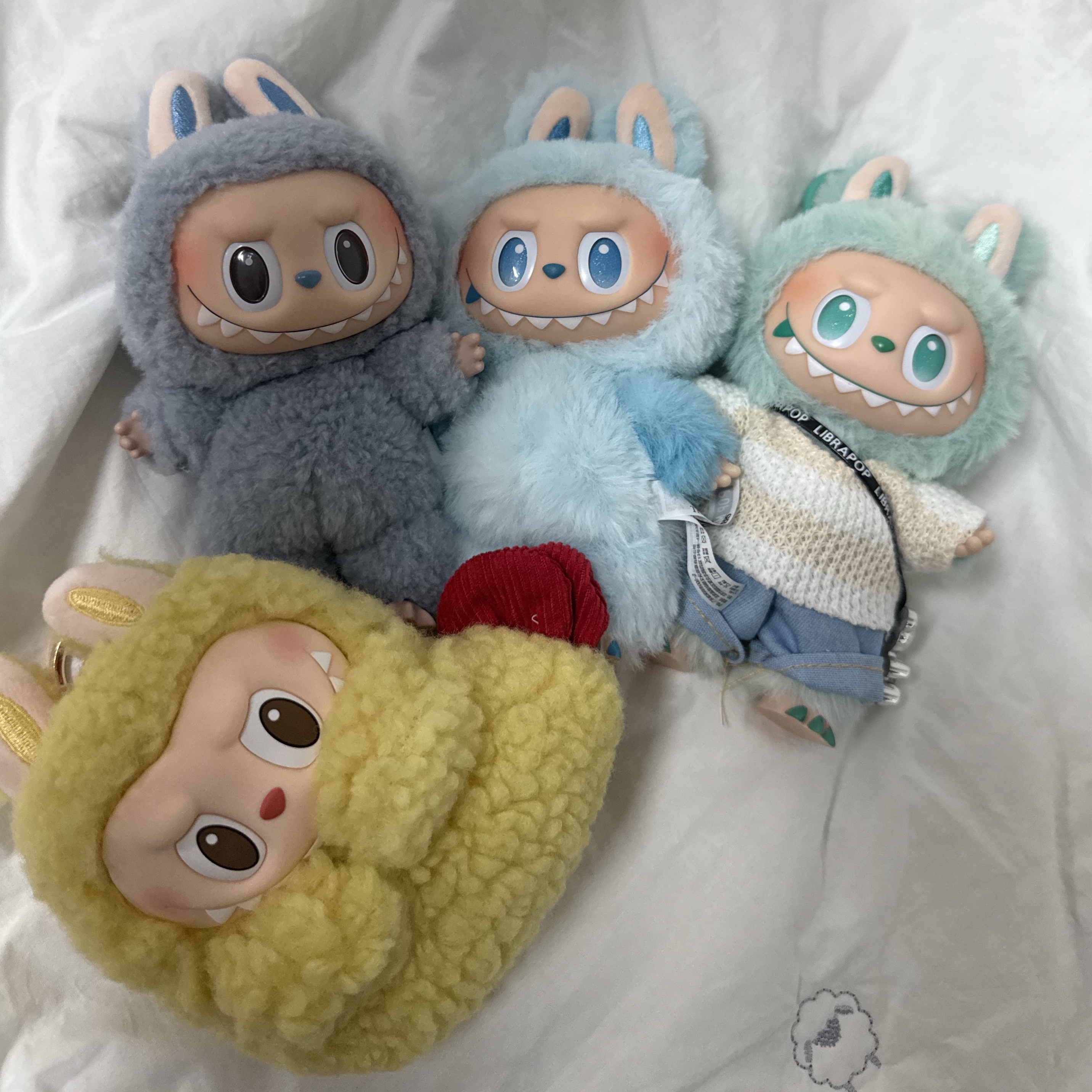 Pop Mart Labubu The Monsters Labubu Tasty Macarons Series Sea Salt Coconut Keyring (Opened Case), Pop Mart Labubu The Monsters Highlight Series Hope Keyring (Opened Case) 착용 스타일 - 1