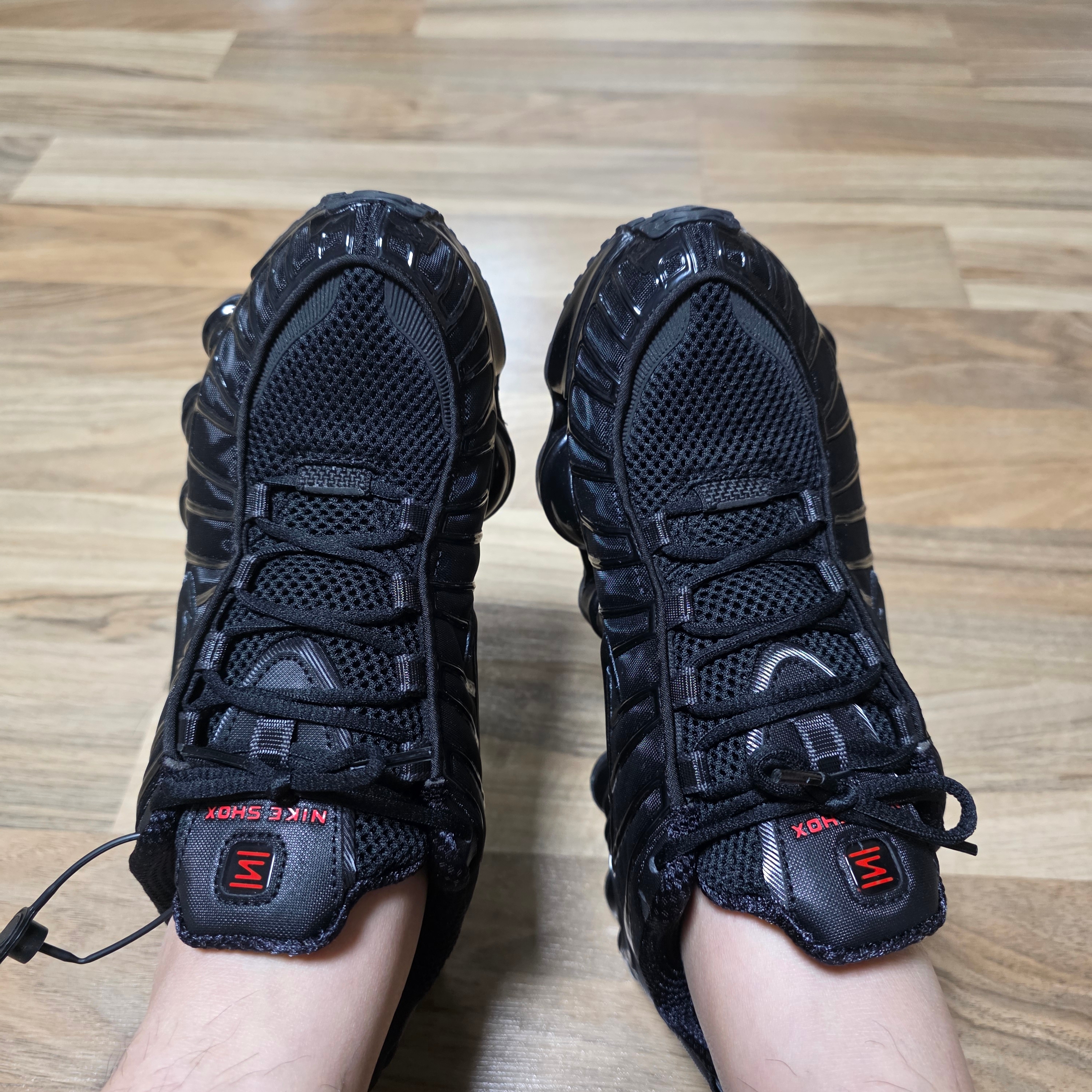 (W) Nike Shox TL Black and Max Orange 착용 스타일 - 1