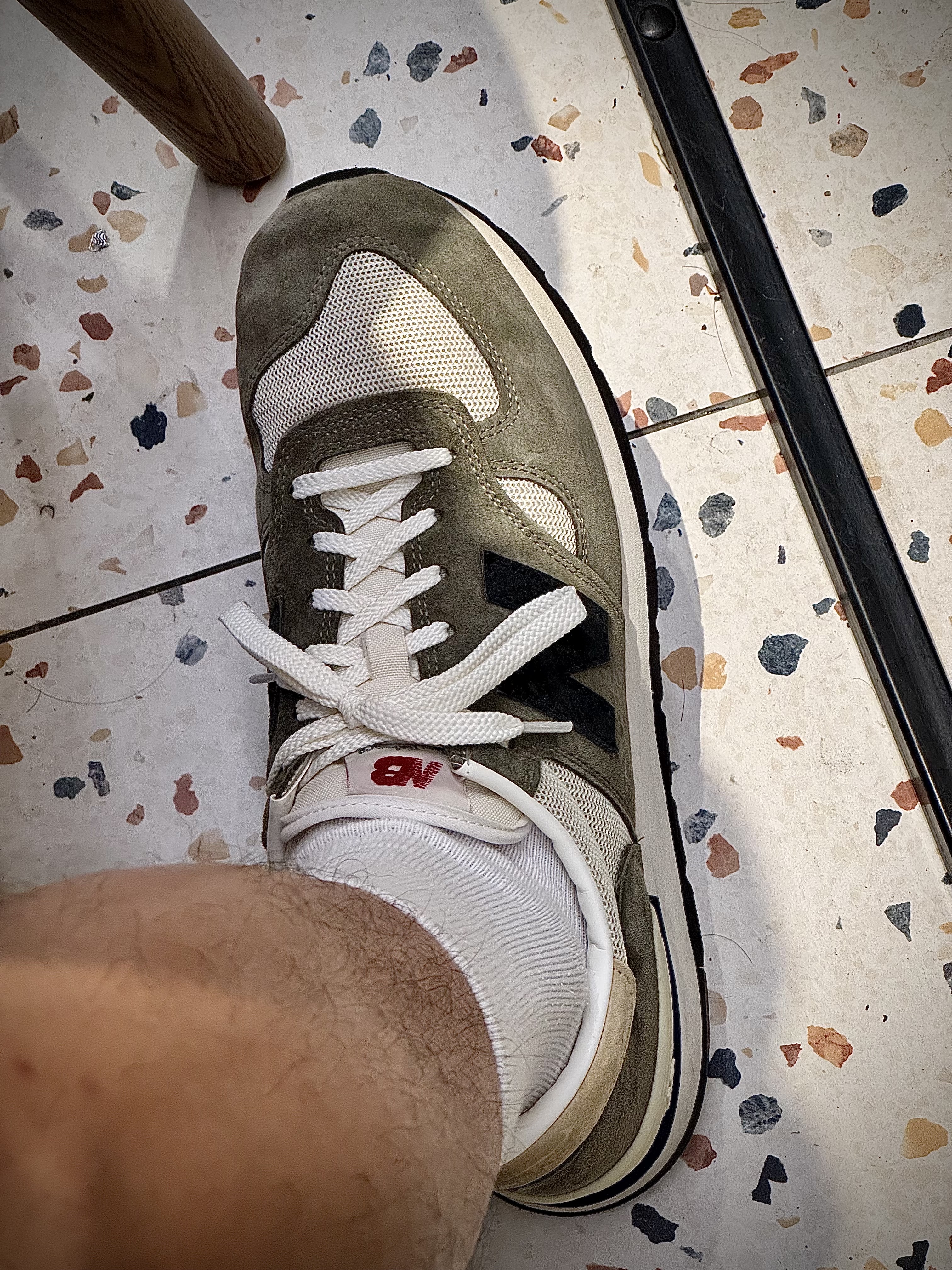 New Balance 990v1 Made in USA Olive 착용 스타일