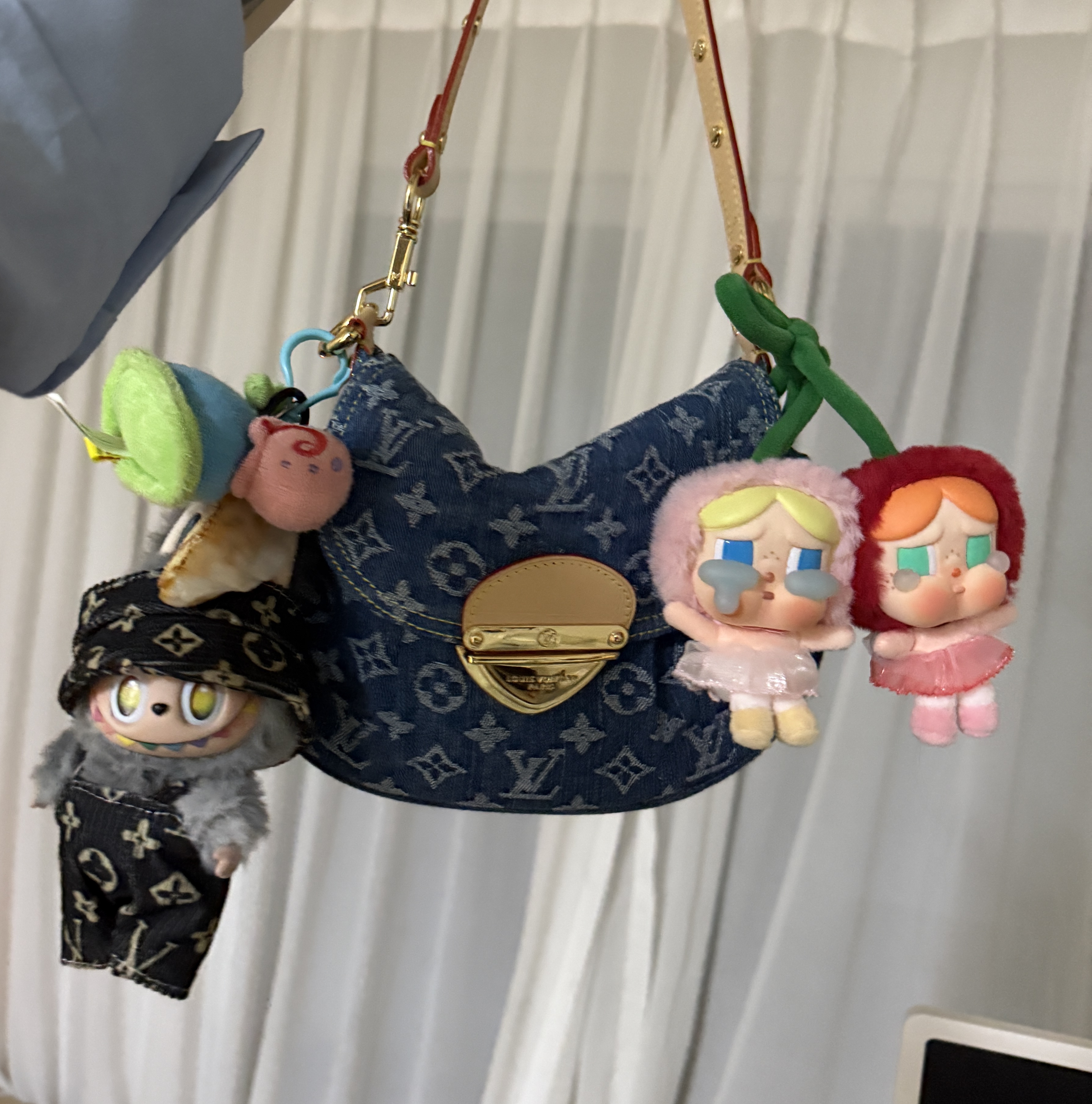 Pop Mart Crybaby Crying For Love Series Vinyl Plush, Pop Mart Labubu The Monsters Highlight Series ID Keyring (Opened Case) 착용 스타일