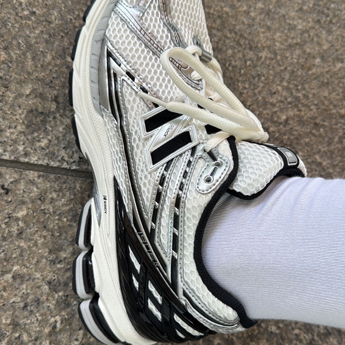 New Balance 1906R Silver Metallic Black 착용 스타일