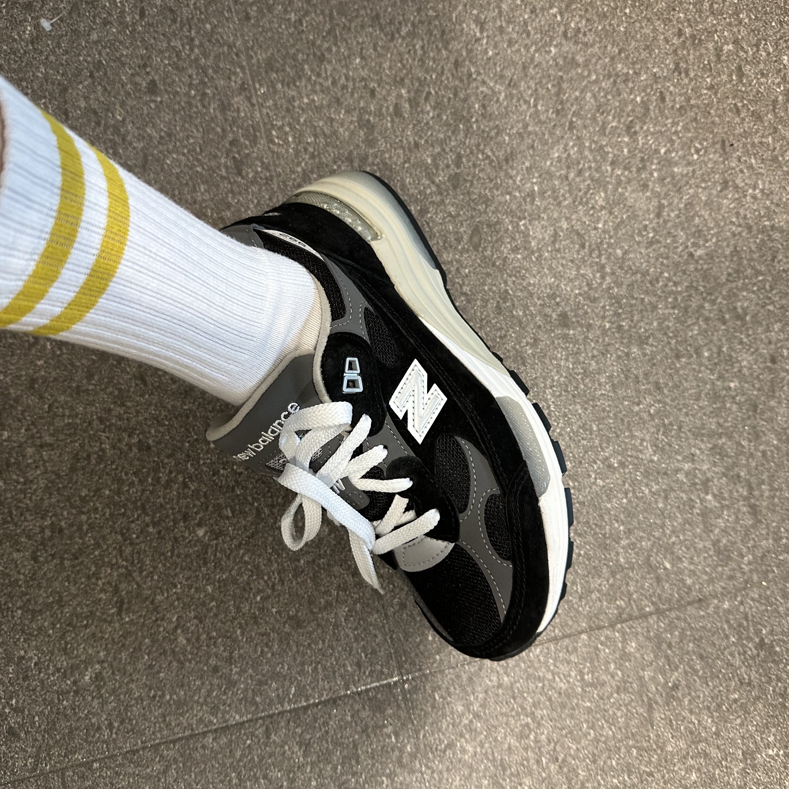 New Balance 992 Made in USA Core Black Grey 착용 스타일 - 2