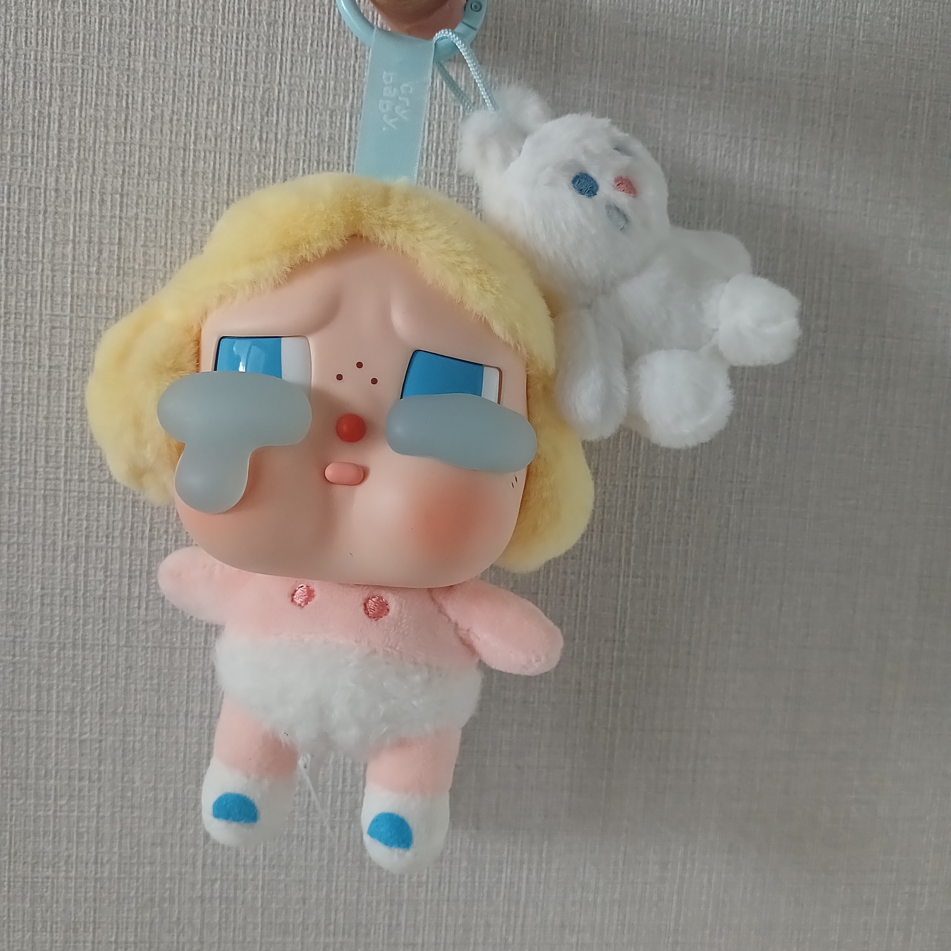 Pop Mart Crybaby Crying Again Series Plush Keyring Baby Blonde (Opened Case) 착용 스타일