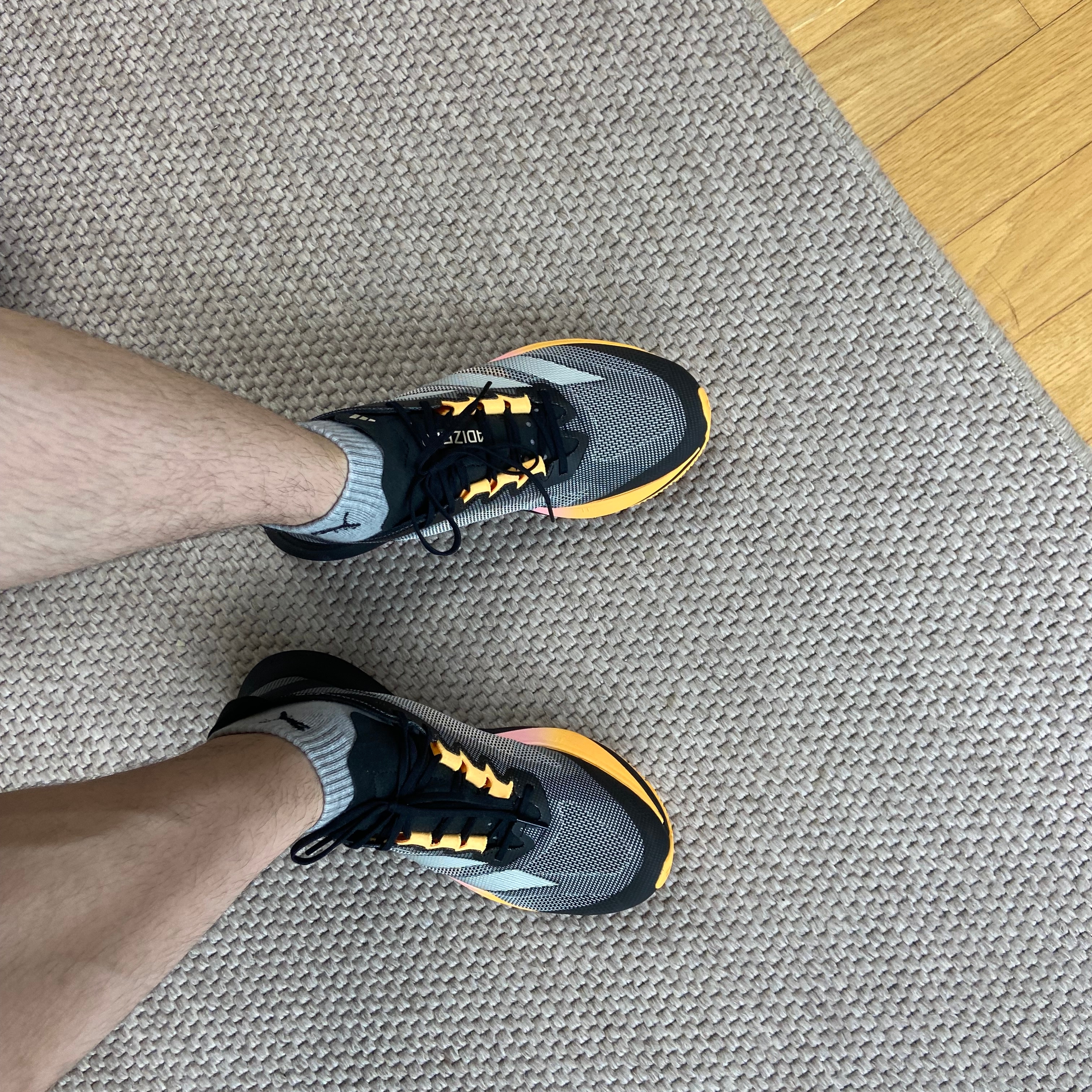 Adidas Adizero Boston 12 Core Black Zero Metalic 착용 스타일 - 3