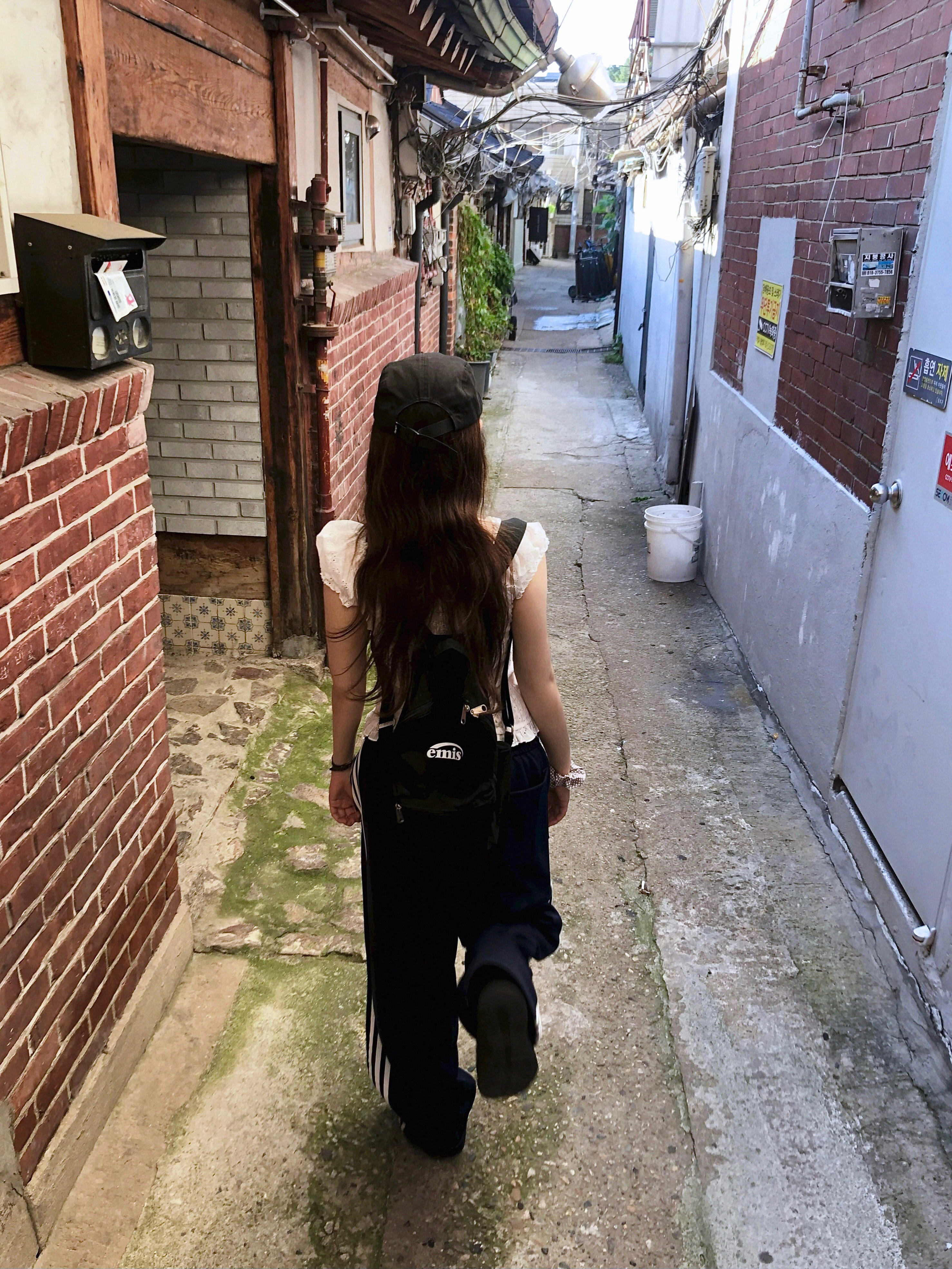Emis New Logo Mini Backpack Black 착용 스타일 - 3