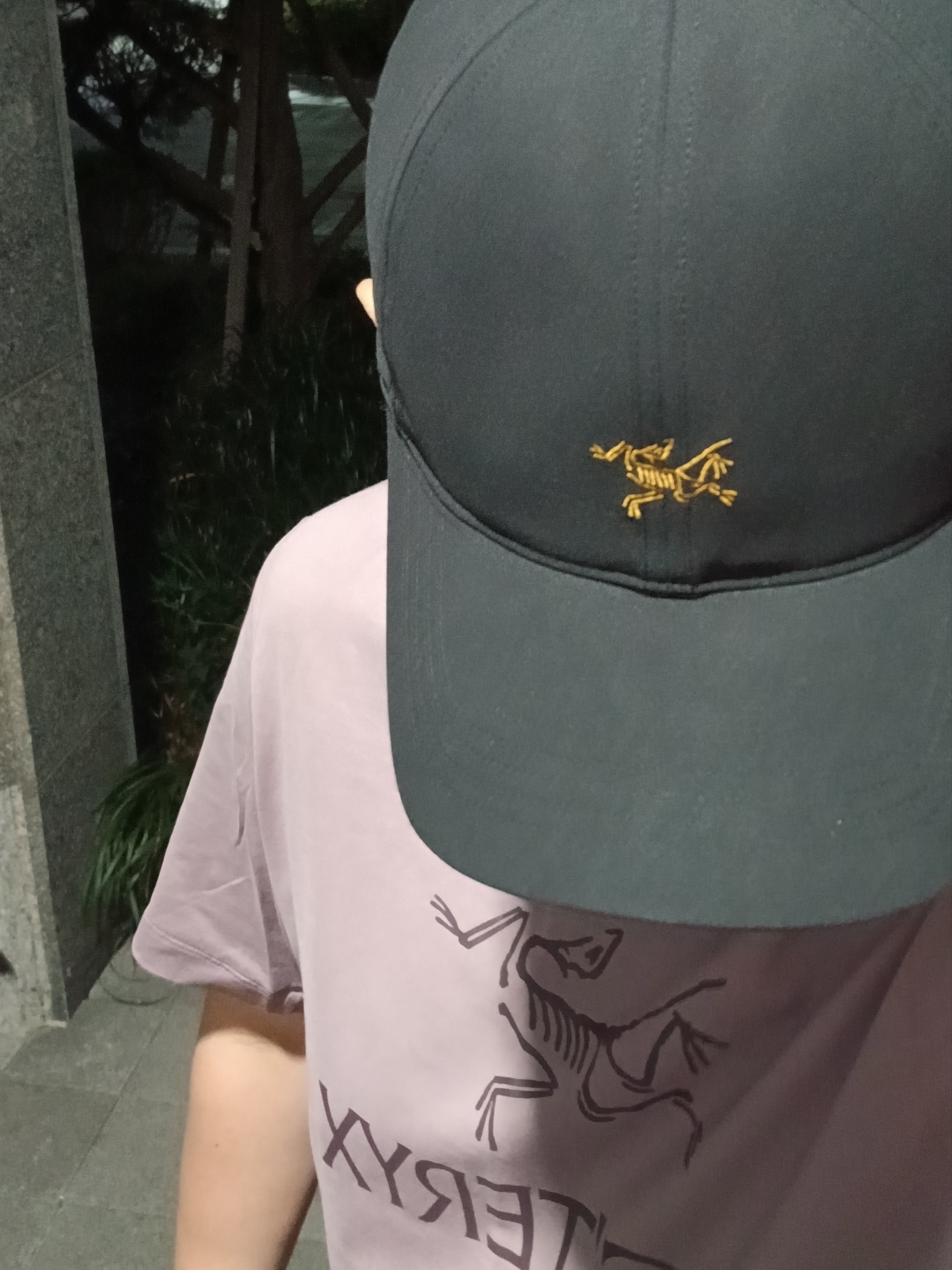 Arc'teryx Arc'word Logo SS T-Shirt Interstellar Phantasm, Hoka Ora Athletic Slide Black White 착용 스타일 - 2