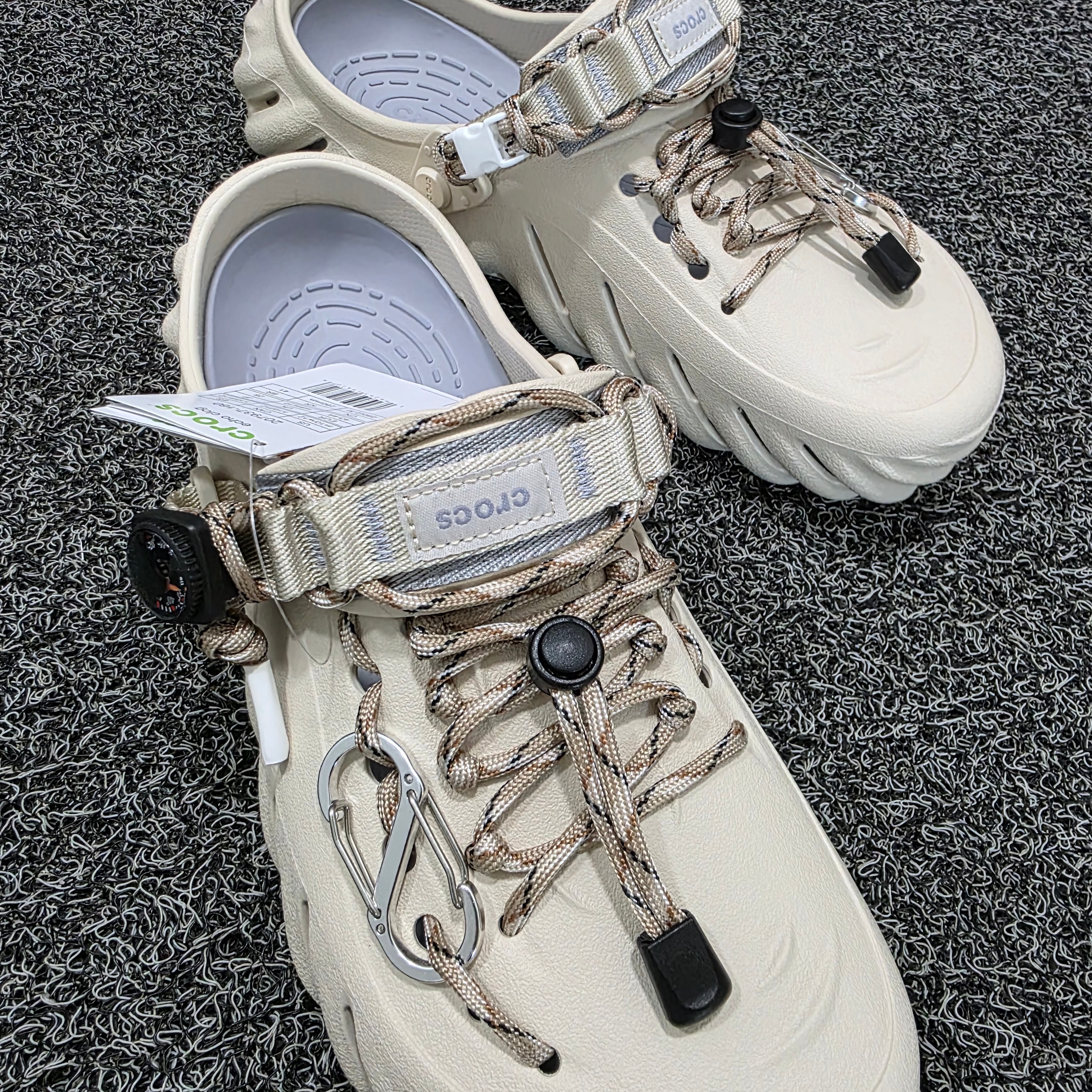 Crocs Echo Clog Bone Black 착용 스타일 - 2