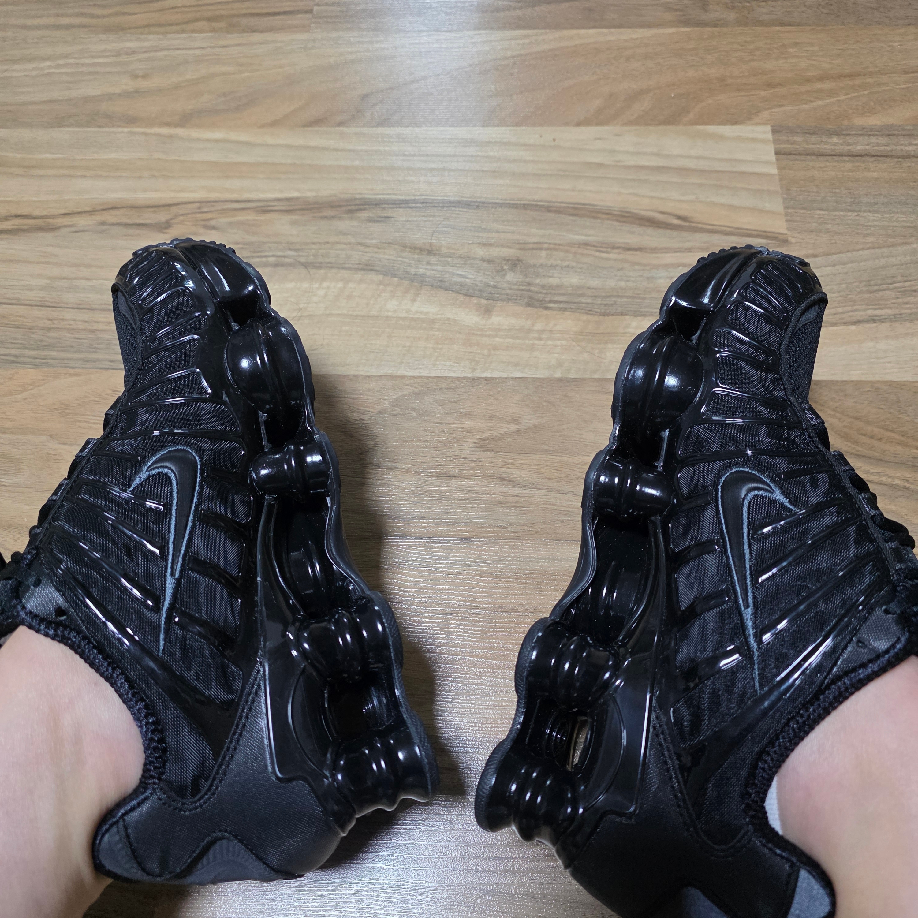 (W) Nike Shox TL Black and Max Orange 착용 스타일 - 2