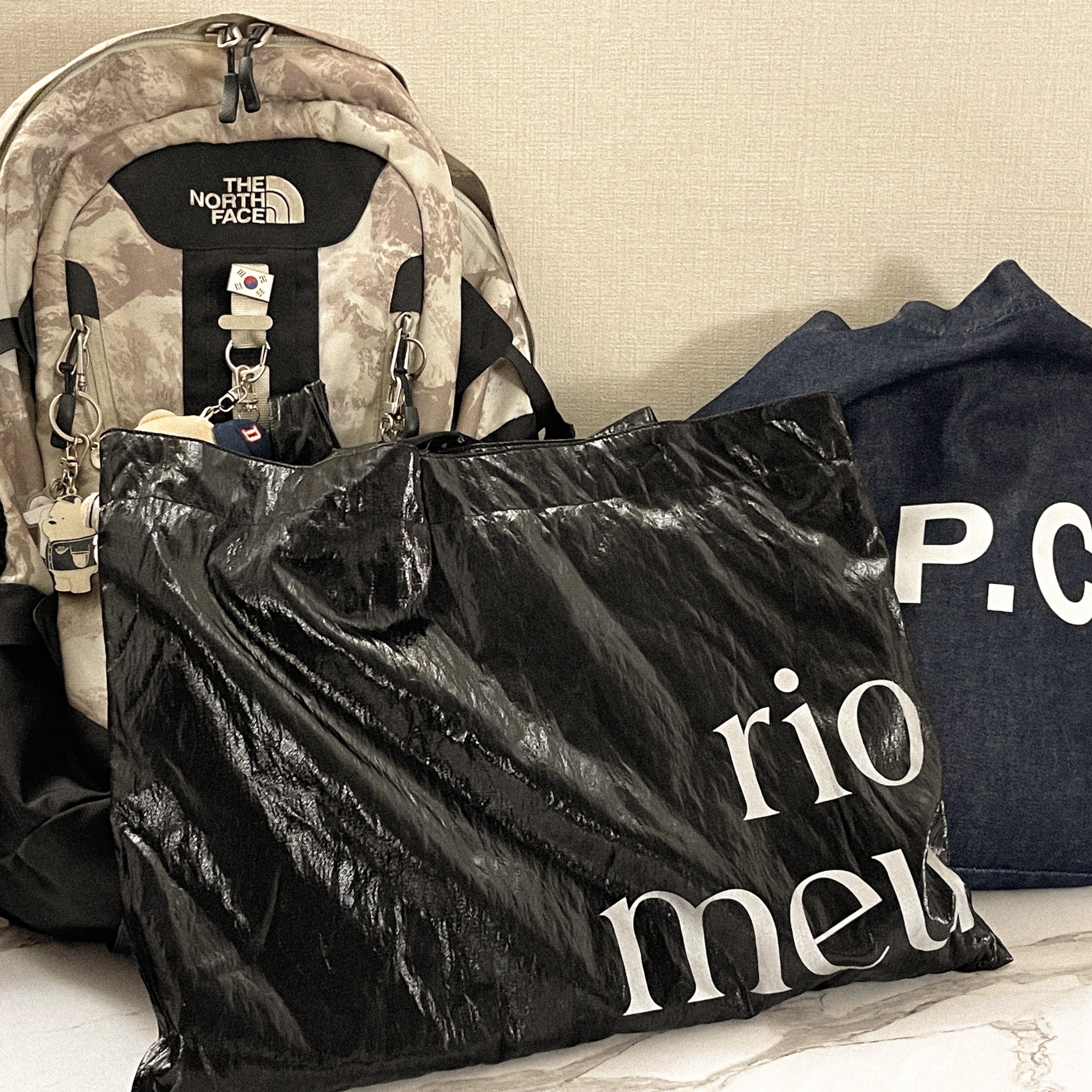 The North Face Big Shot Oxford Tan, A.P.C. Laure Tote Bag Blue 착용 스타일