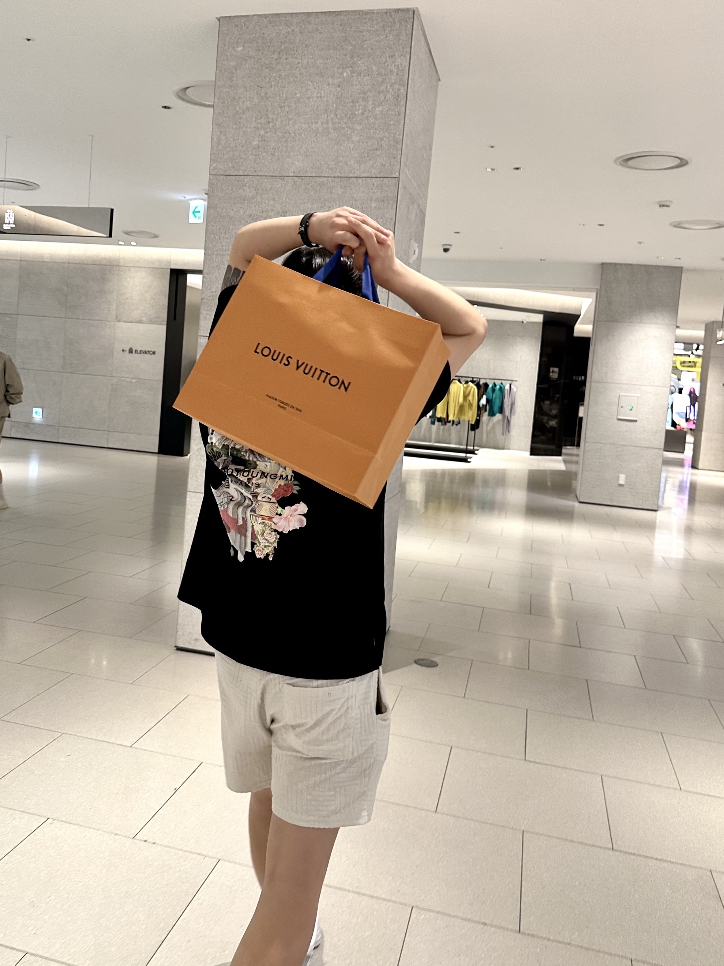 Louis Vuitton Gaston Wearable Wallet Monogram Eclipse, (W) Dior Dway Mule Embroidered Cotton Deep Blue 착용 스타일 - 2
