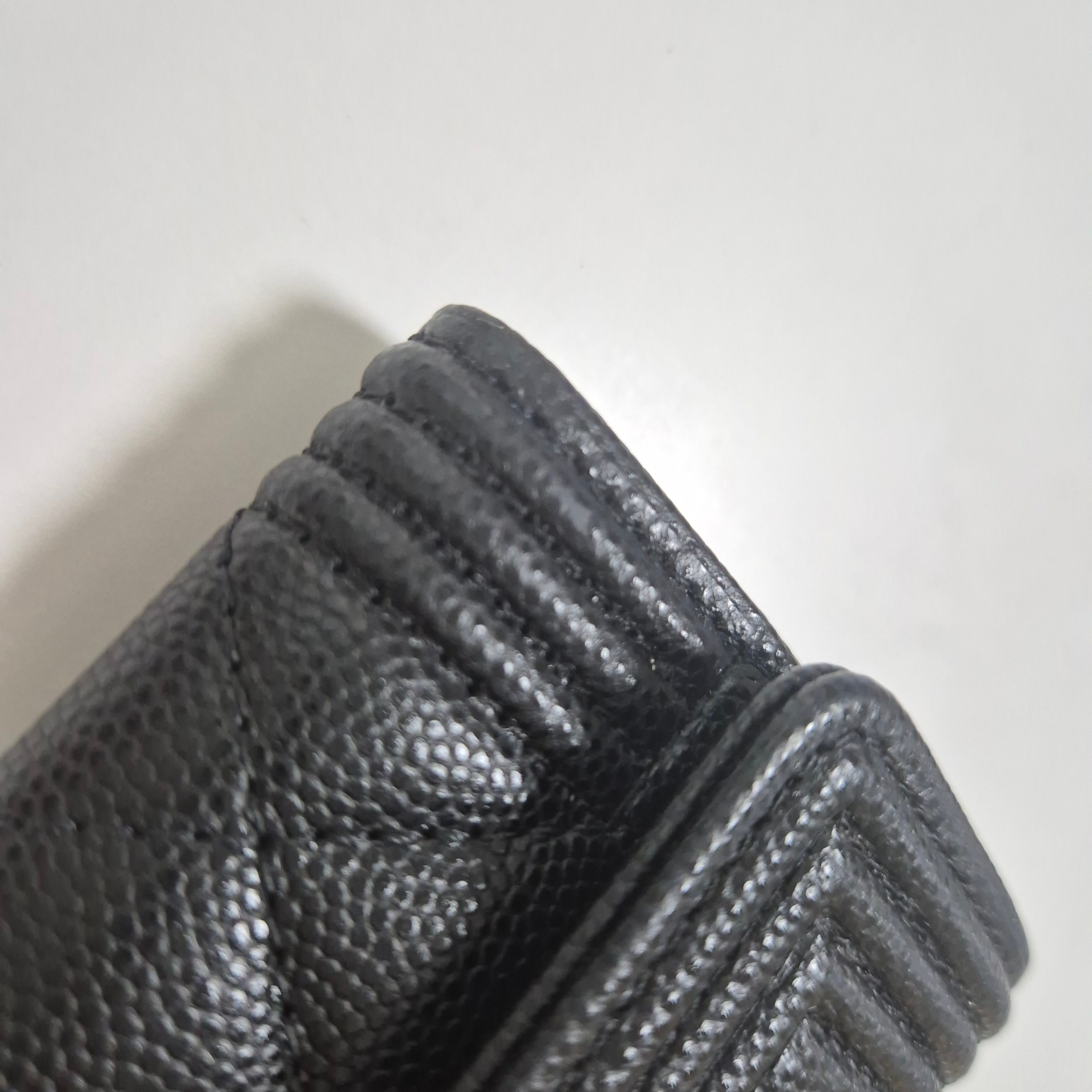 Chanel Boy Chanel Flap Card Holder Grained Calfskin & Ruthenium Black 착용 스타일 - 2