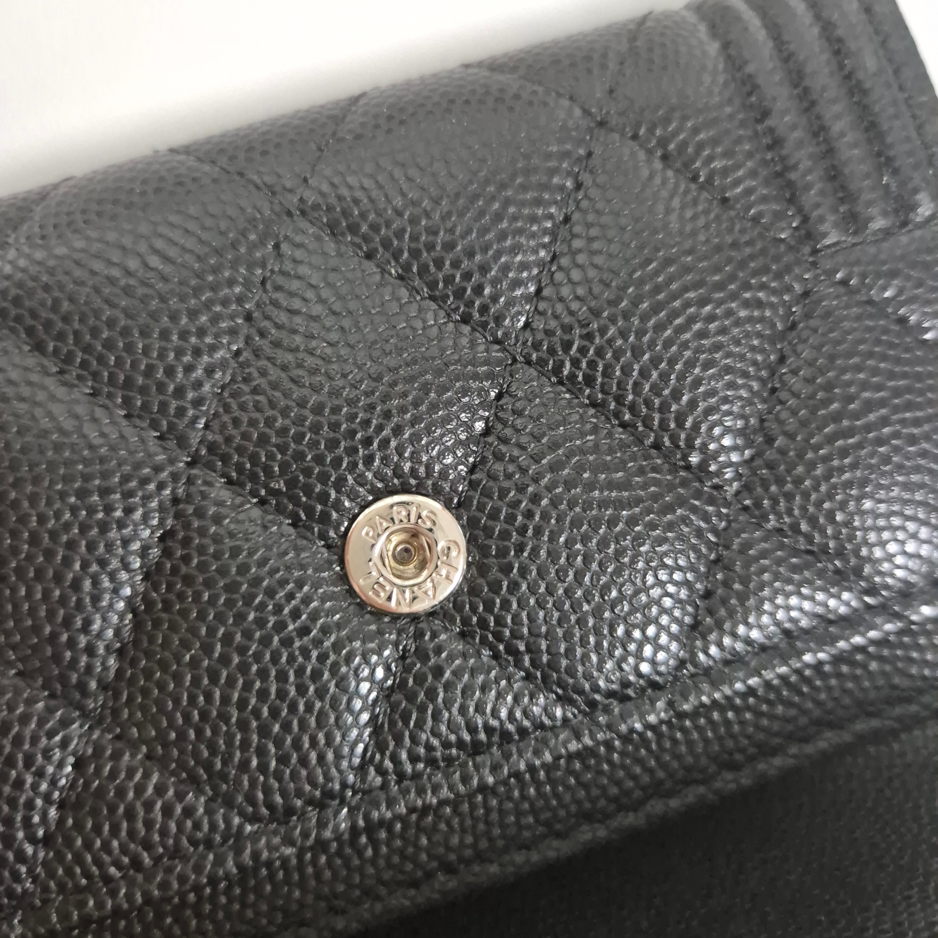 Chanel Boy Chanel Flap Card Holder Grained Calfskin & Ruthenium Black 착용 스타일 - 4
