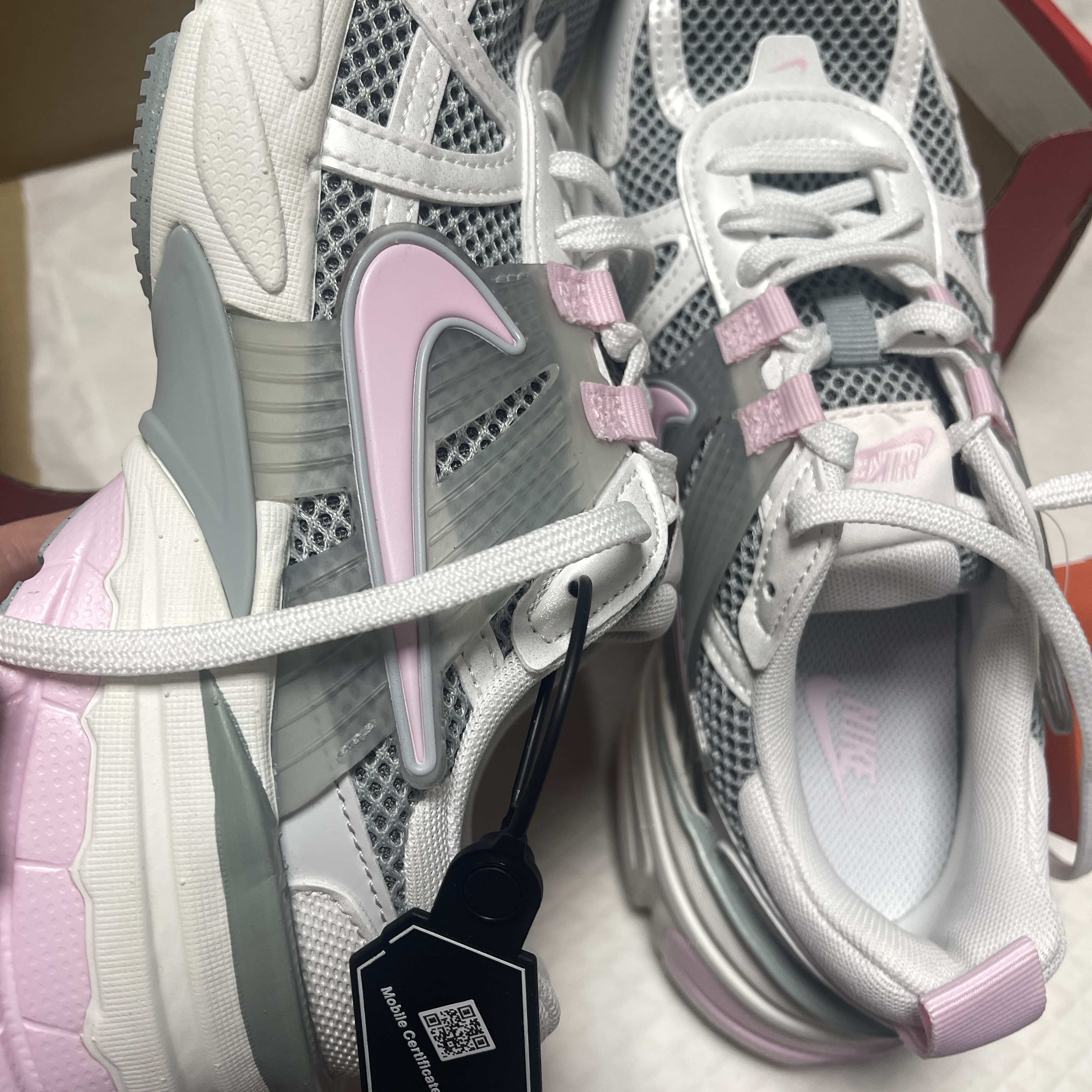 (W) Nike V2K Run Light Pumice Photon Dust 착용 스타일 - 2