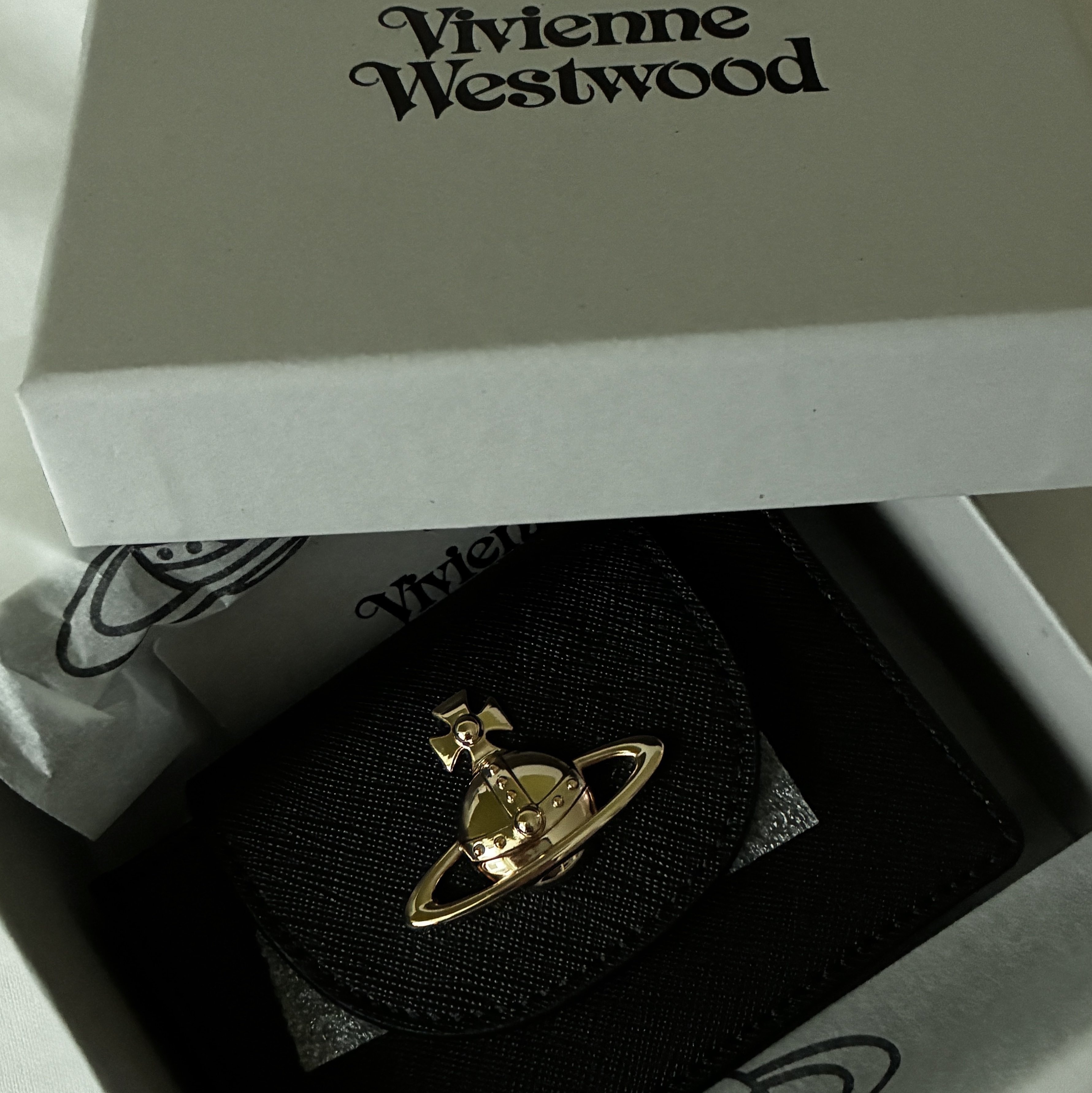 Vivienne Westwood Saffiano Compact Card Holder Black 착용 스타일