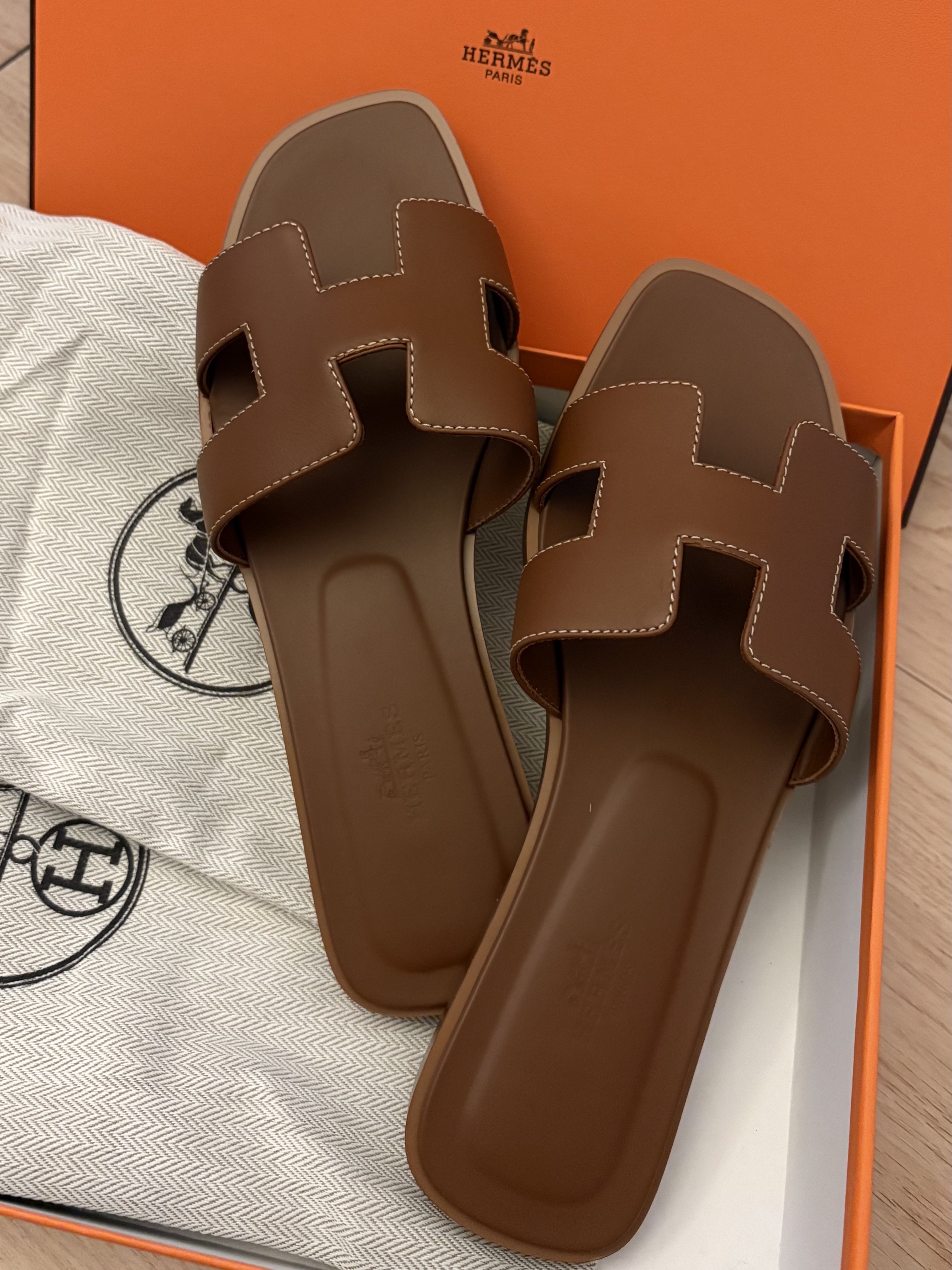 (W) Hermes Oran Sandal Calfskin & Gold Piqures Ecrues 착용 스타일