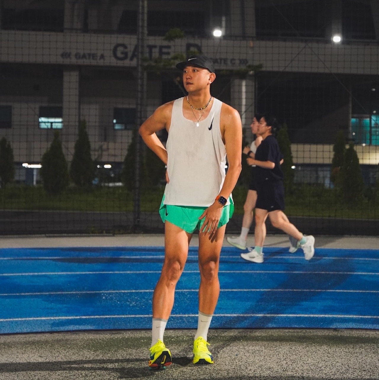 Nike Dri-Fit Fly Unstructured Swoosh Cap Black, Nike Dri-Fit ADV Aeroswift Running Vest Summit White - Asia 착용 스타일 - 1