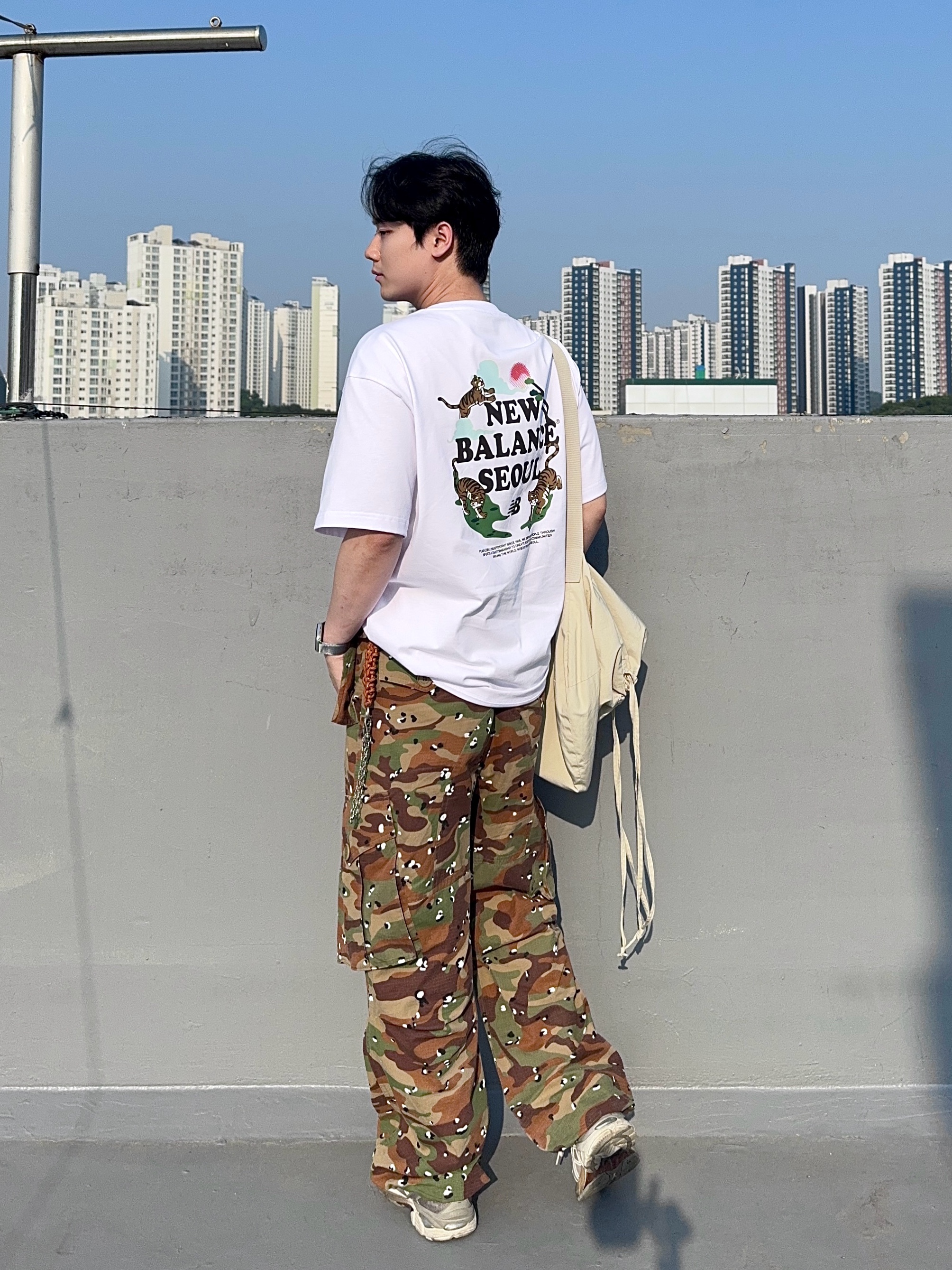 New Balance Seoul Tiger Semi Over Fit T-Shirt White, Asics x Dime GT-2160 Arctic Wolf London Fog 착용 스타일 - 2